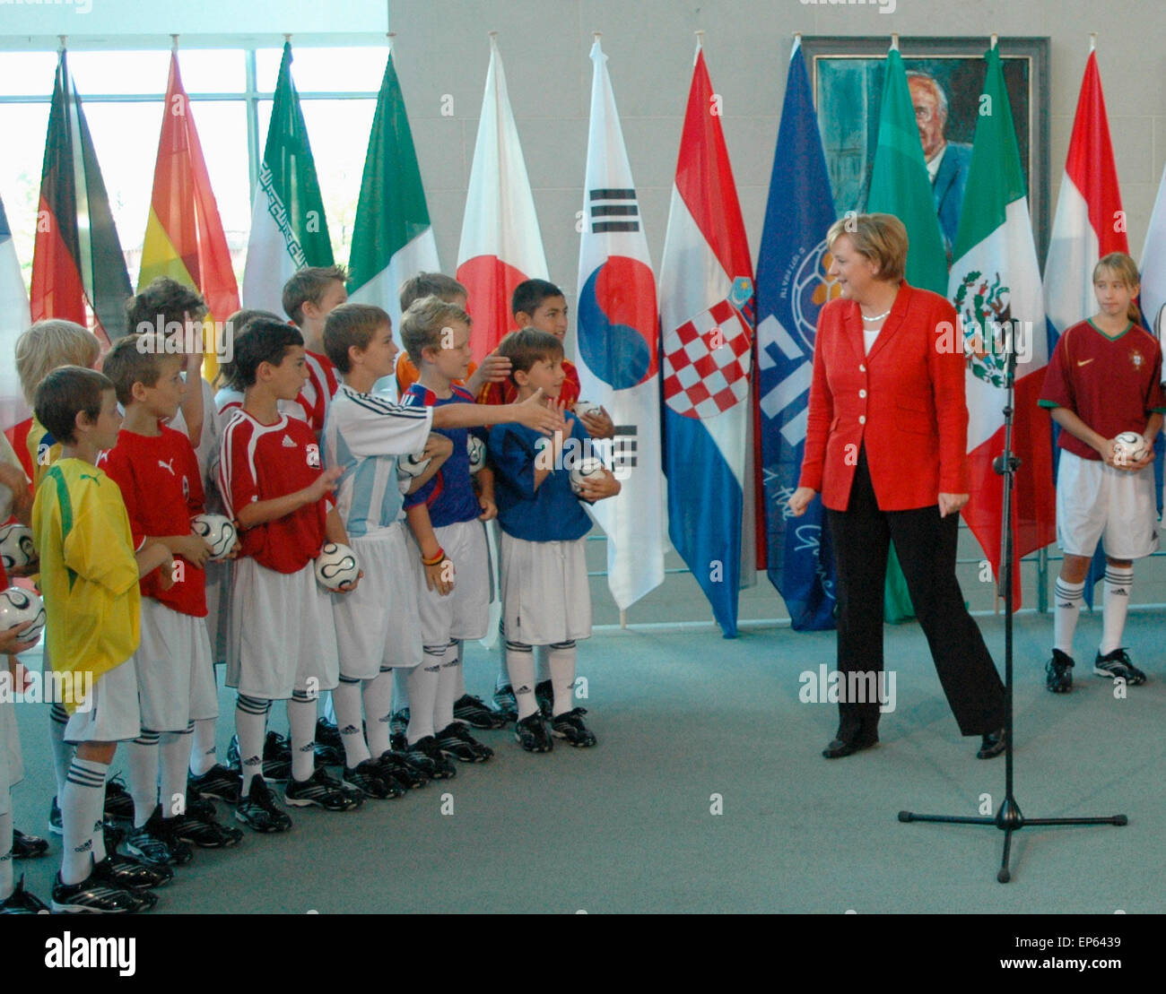 BKin Angela Merkel, Kinder - Uebergabe des 'Endspielballs' der Fussballweltmeisterschaft, 6. Juli 2006, Bundeskanzleramt, Berlin-Tiergarten. Foto Stock