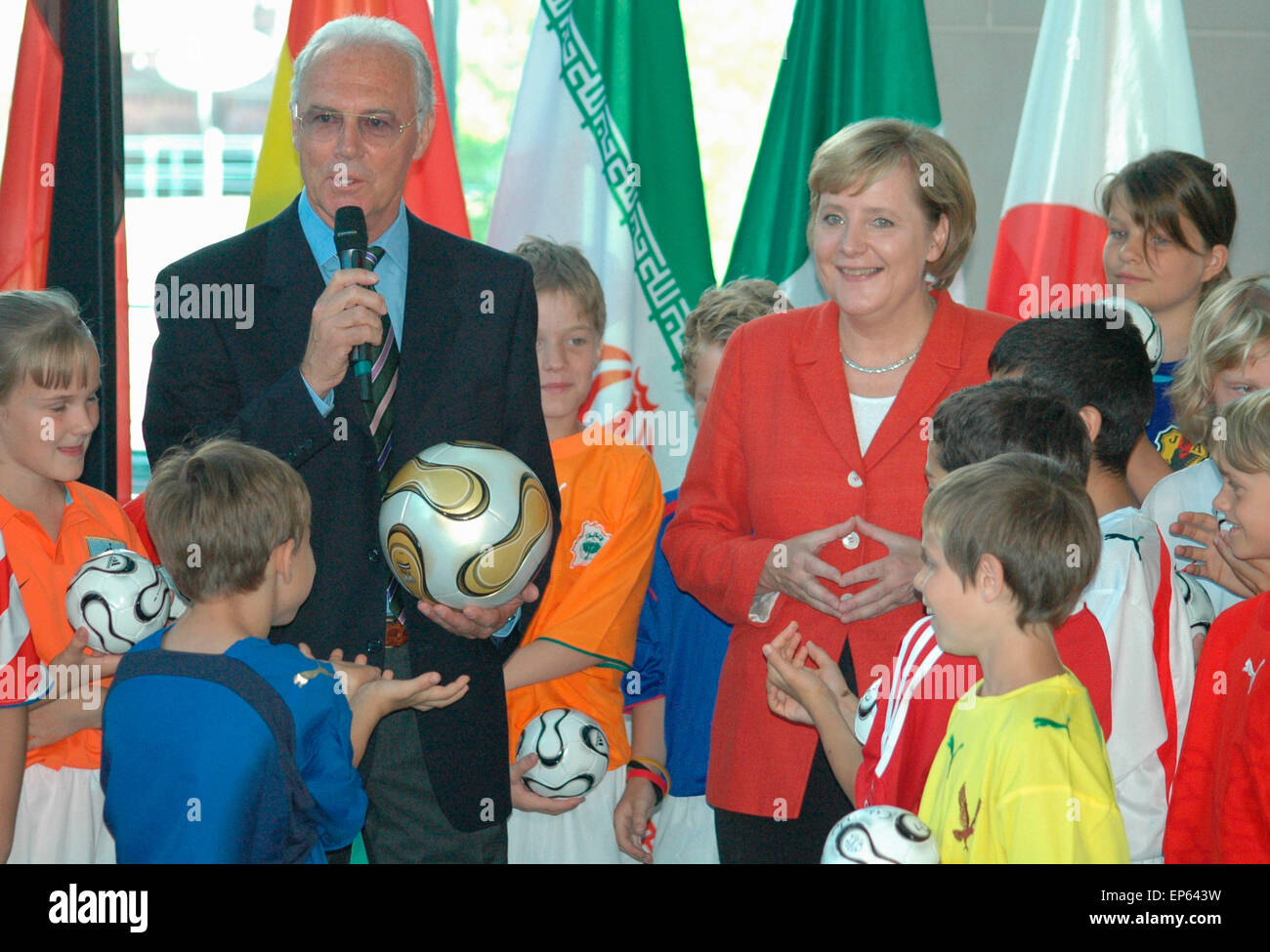 Franz Beckenbauer, BKin Angela Merkel, Kinder -- Uebergabe des 'Endspielballs' der Fussballweltmeisterschaft, 6. Juli 2006, Bundeskanzleramt, Berlin-Tiergarten. Foto Stock