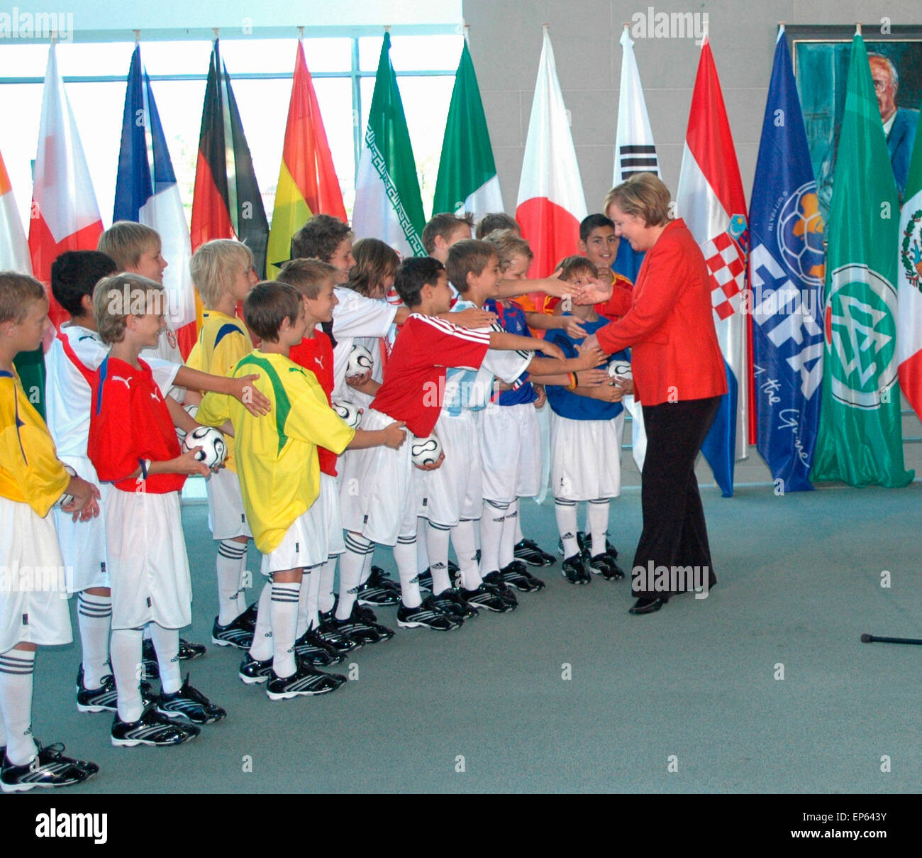 BKin Angela Merkel, Kinder - Uebergabe des 'Endspielballs' der Fussballweltmeisterschaft, 6. Juli 2006, Bundeskanzleramt, Berlin-Tiergarten. Foto Stock