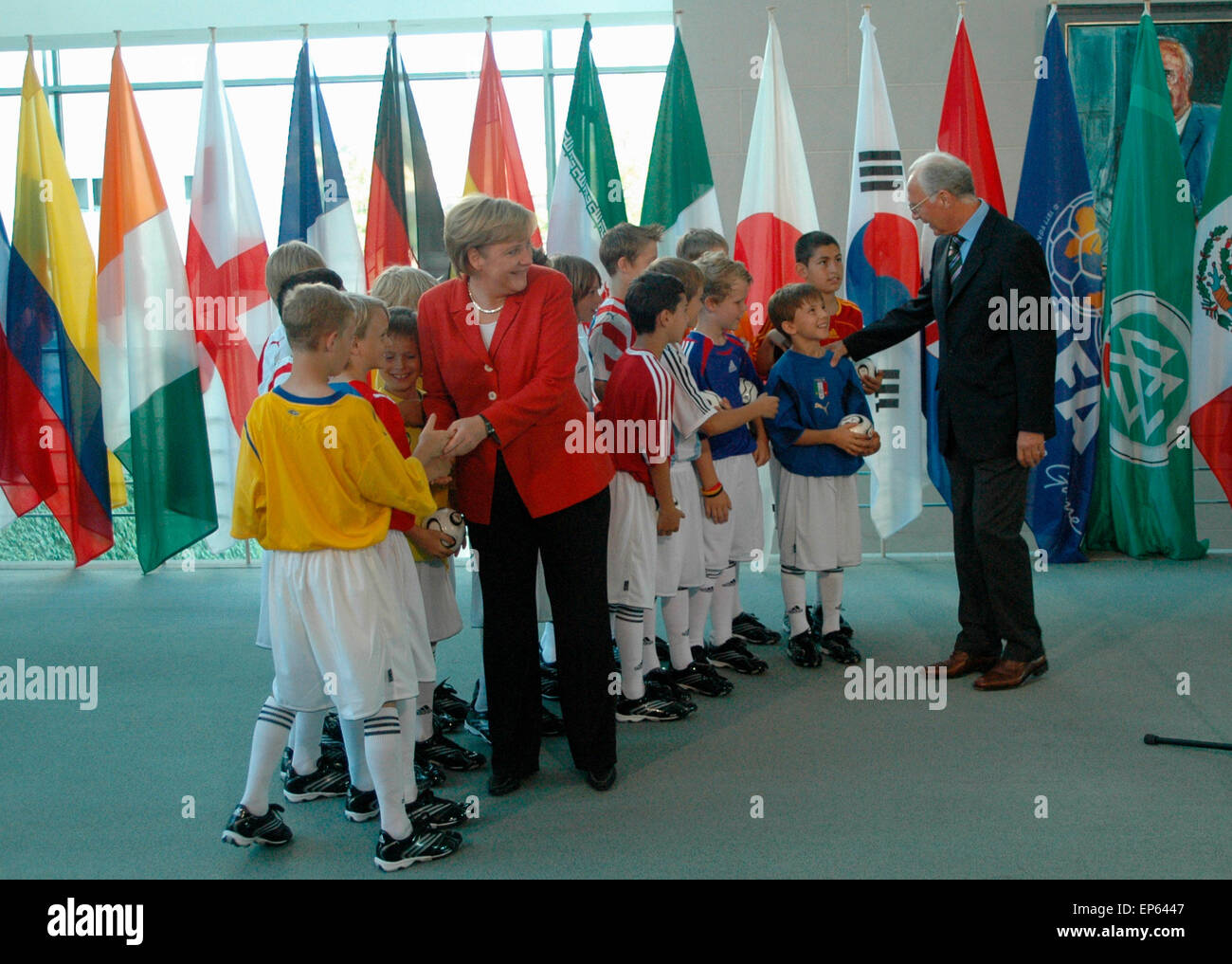 BKin Angela Merkel, Franz Beckenbauer, Kinder - Uebergabe des 'Endspielballs' der Fussballweltmeisterschaft, 6. Juli 2006, Bundeskanzleramt, Berlin-Tiergarten. Foto Stock