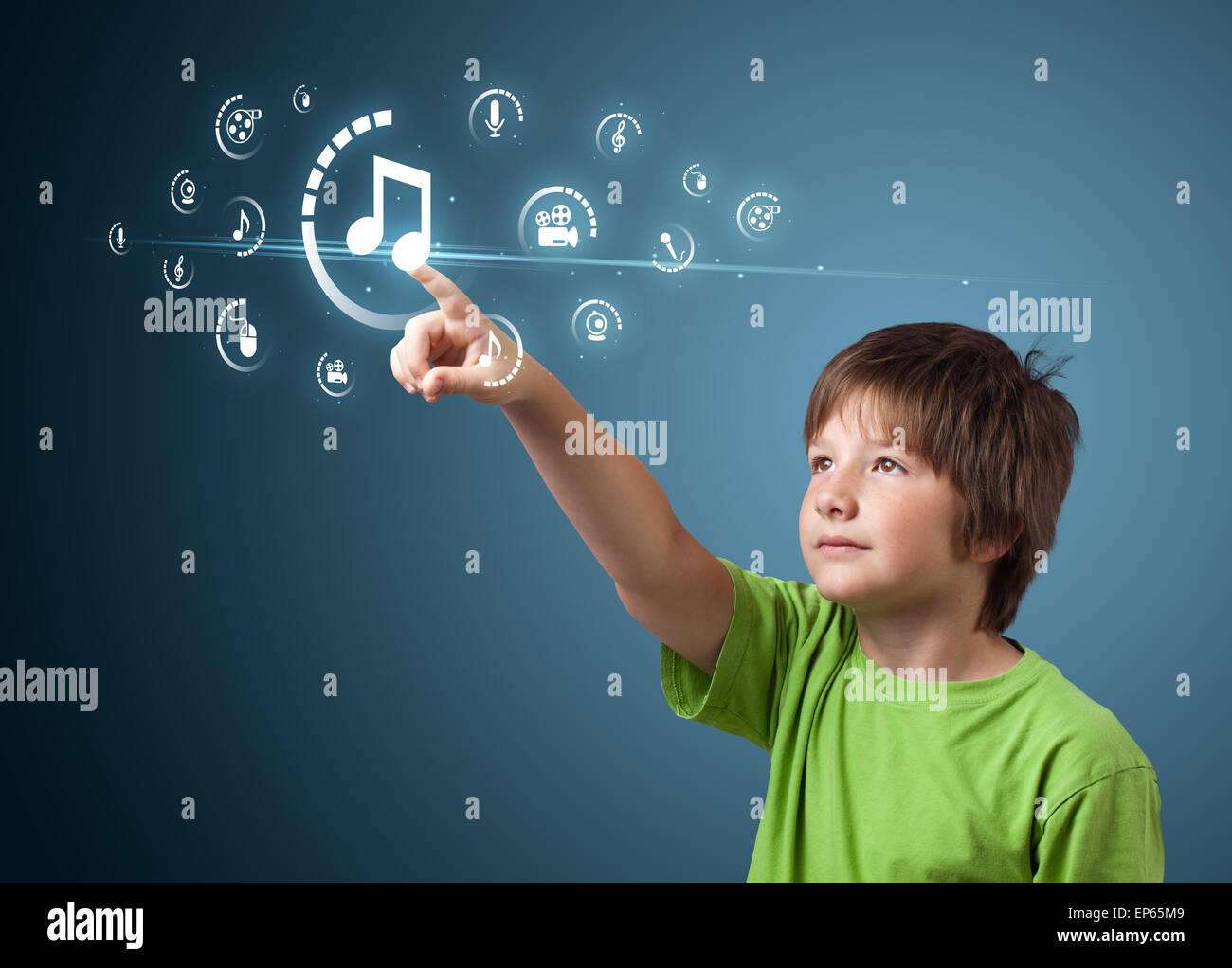 Imprenditore premendo tipo di supporto virtuale di pulsanti Foto Stock