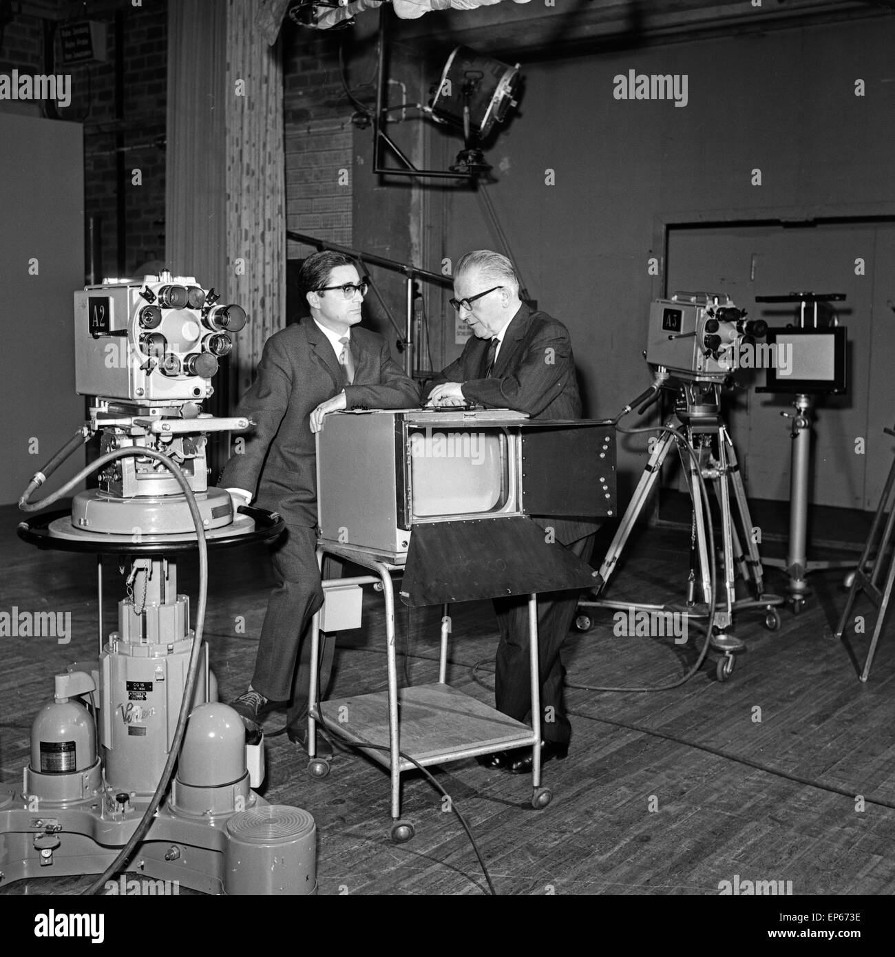 Einer der Gründungsherausgeber Deutschern Wochenzeitung 'Die Zeit", il dott. Lovis H. Lorenz (rechts), im Studio ad Amburgo, Deuts Foto Stock