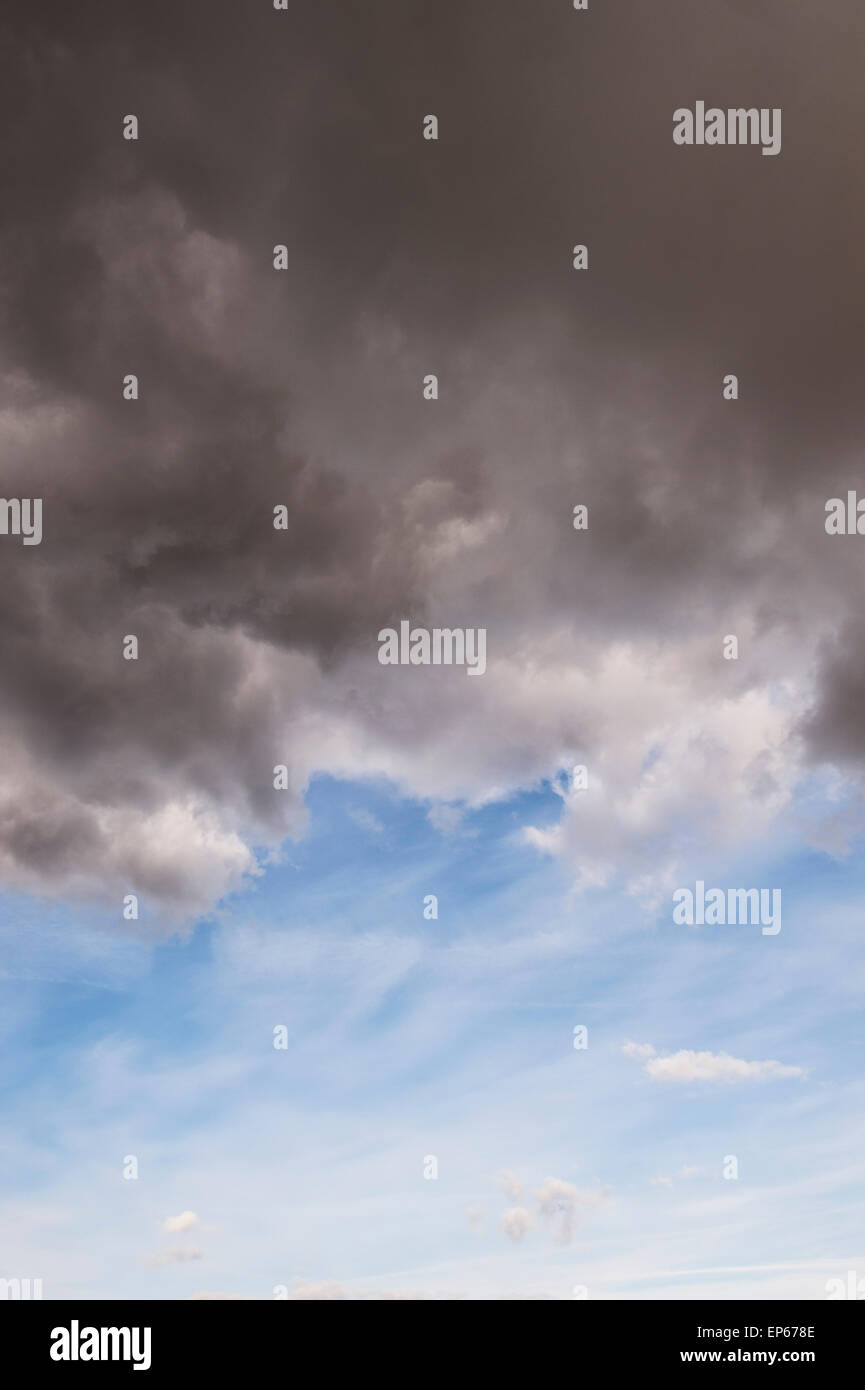 Pioggia nuvole e cielo blu. Scozia Foto Stock