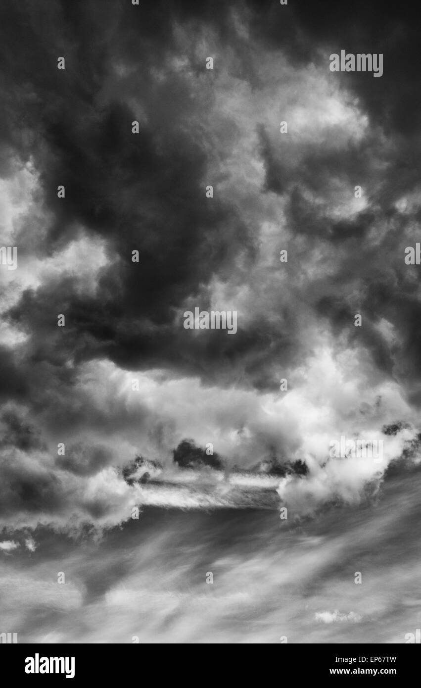 Nuvole di pioggia. Scozia. Bianco e nero Foto Stock