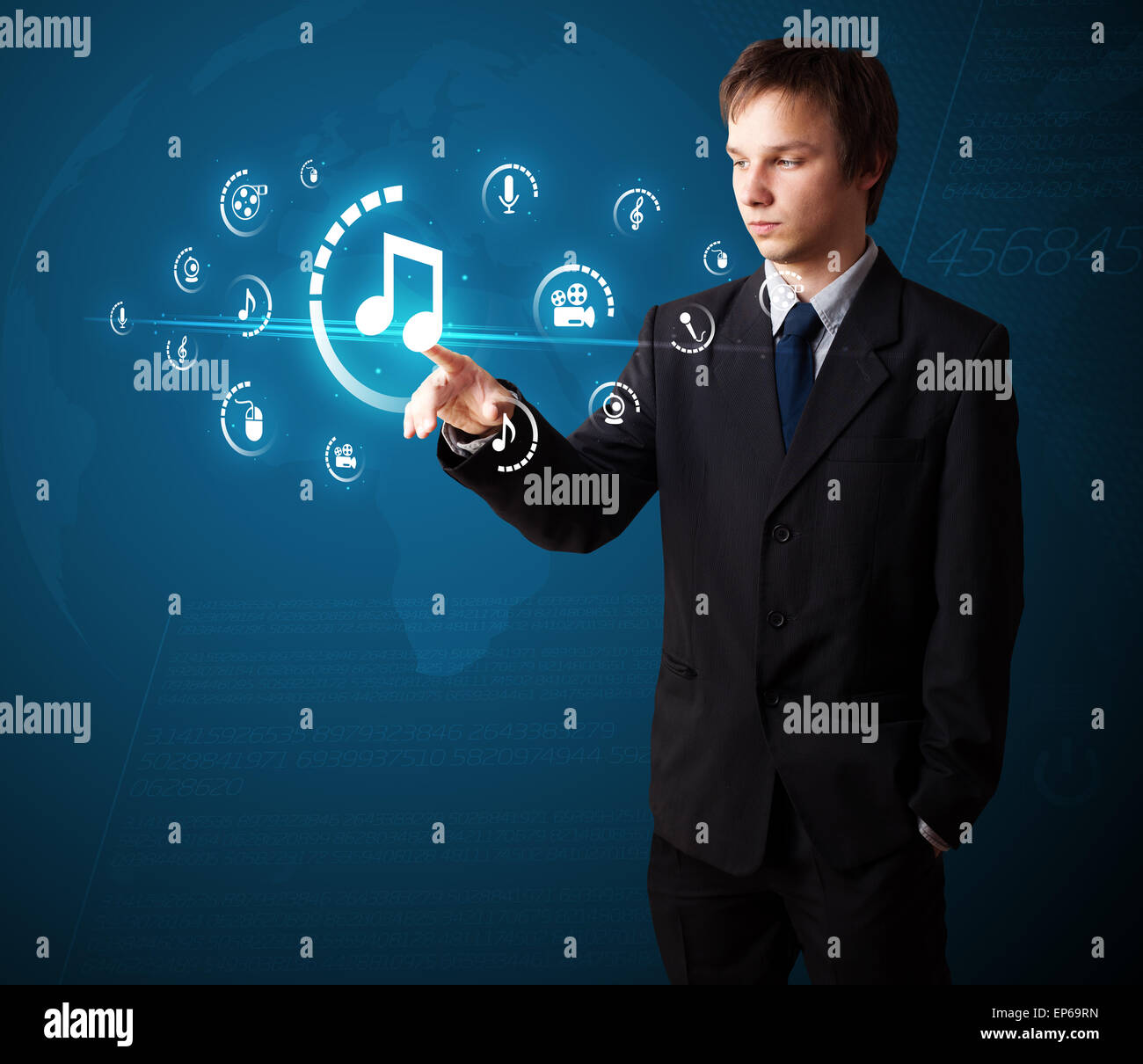 Imprenditore premendo tipo di supporto virtuale di pulsanti Foto Stock