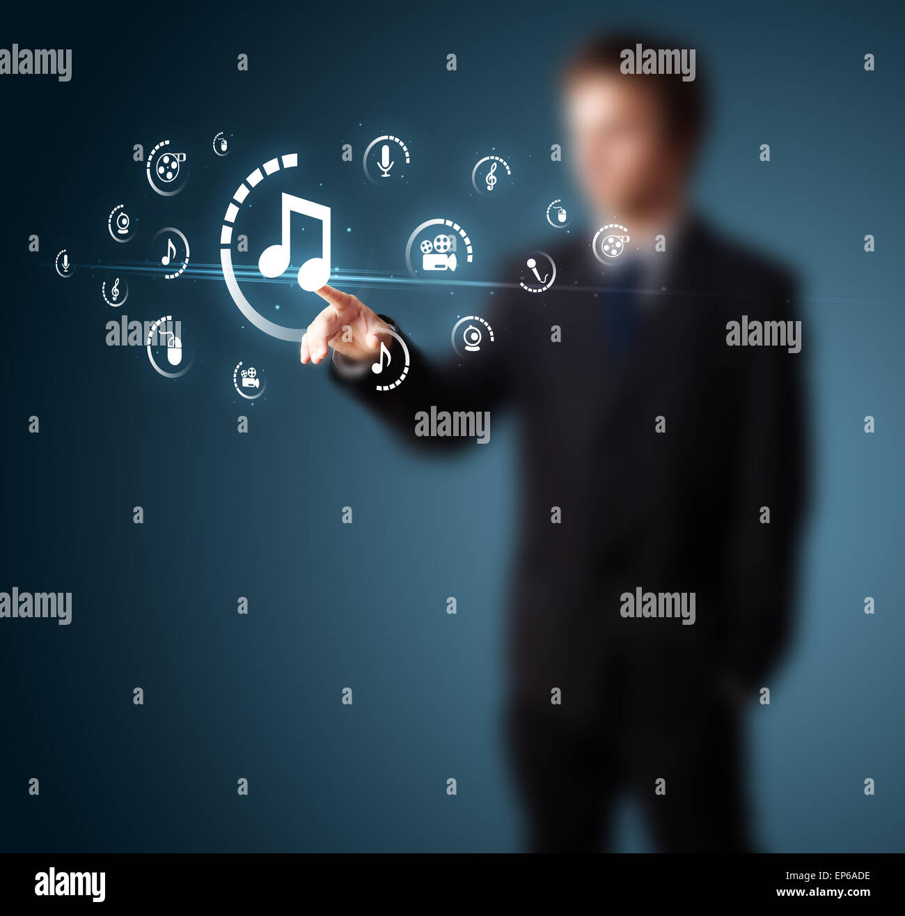 Imprenditore premendo tipo di supporto virtuale di pulsanti Foto Stock