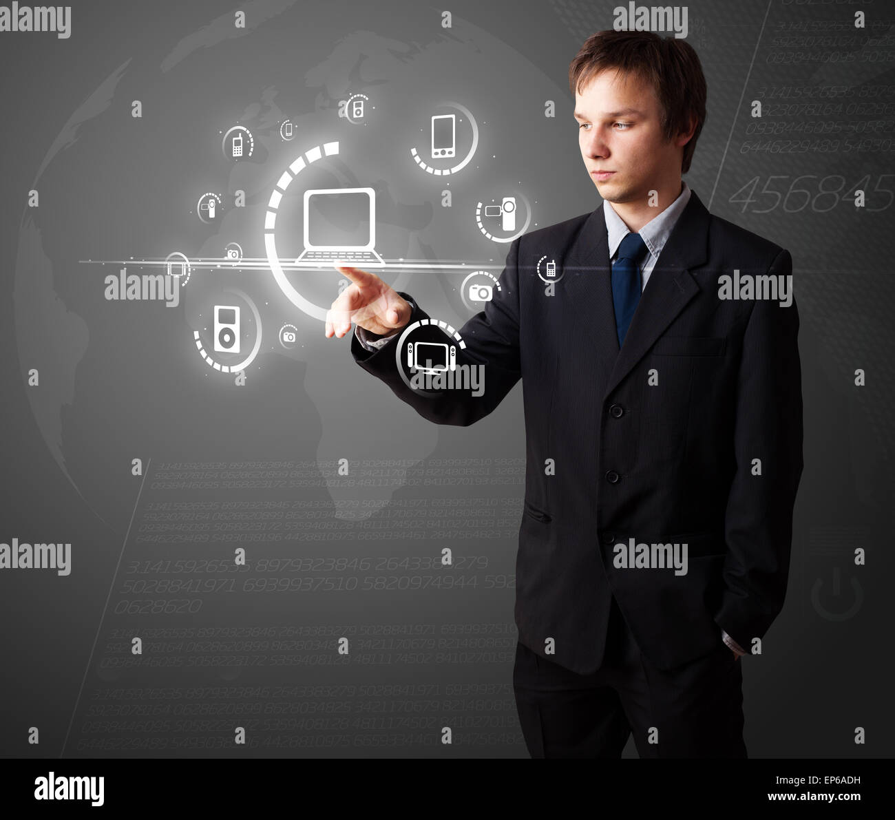 Imprenditore premendo tipo di supporto virtuale di pulsanti Foto Stock