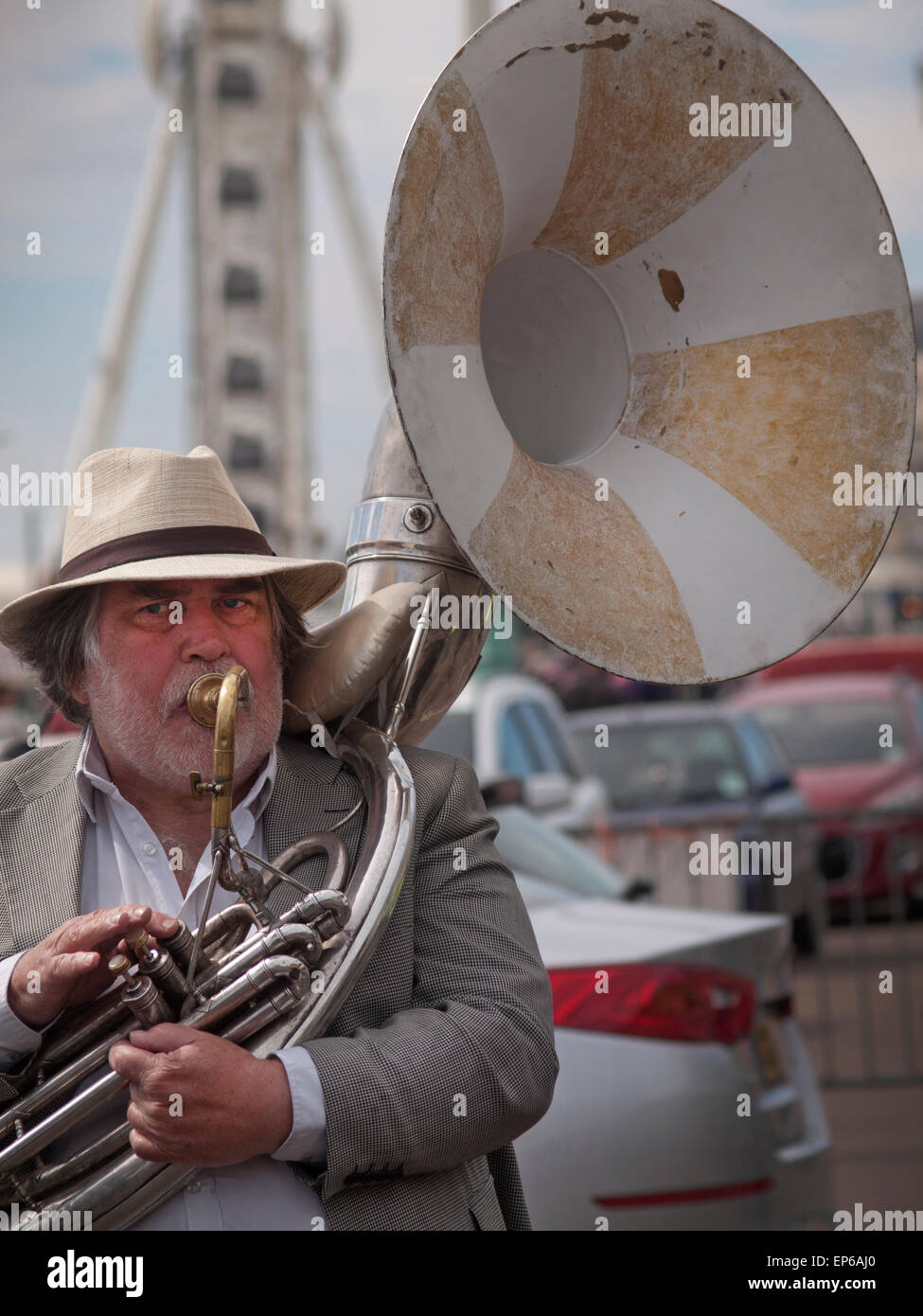 Un jazz cinture uomo fuori una melodia sul suo ottone antico strumento in Brighton Foto Stock