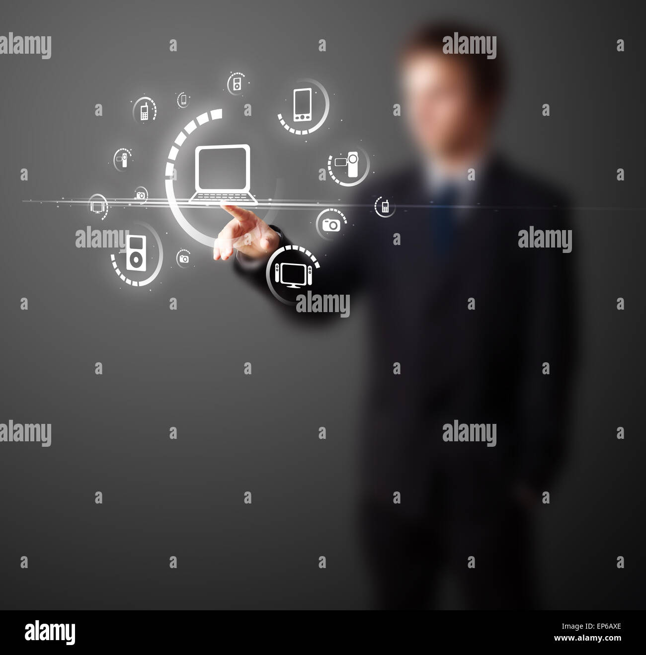 Imprenditore premendo tipo di supporto virtuale di pulsanti Foto Stock