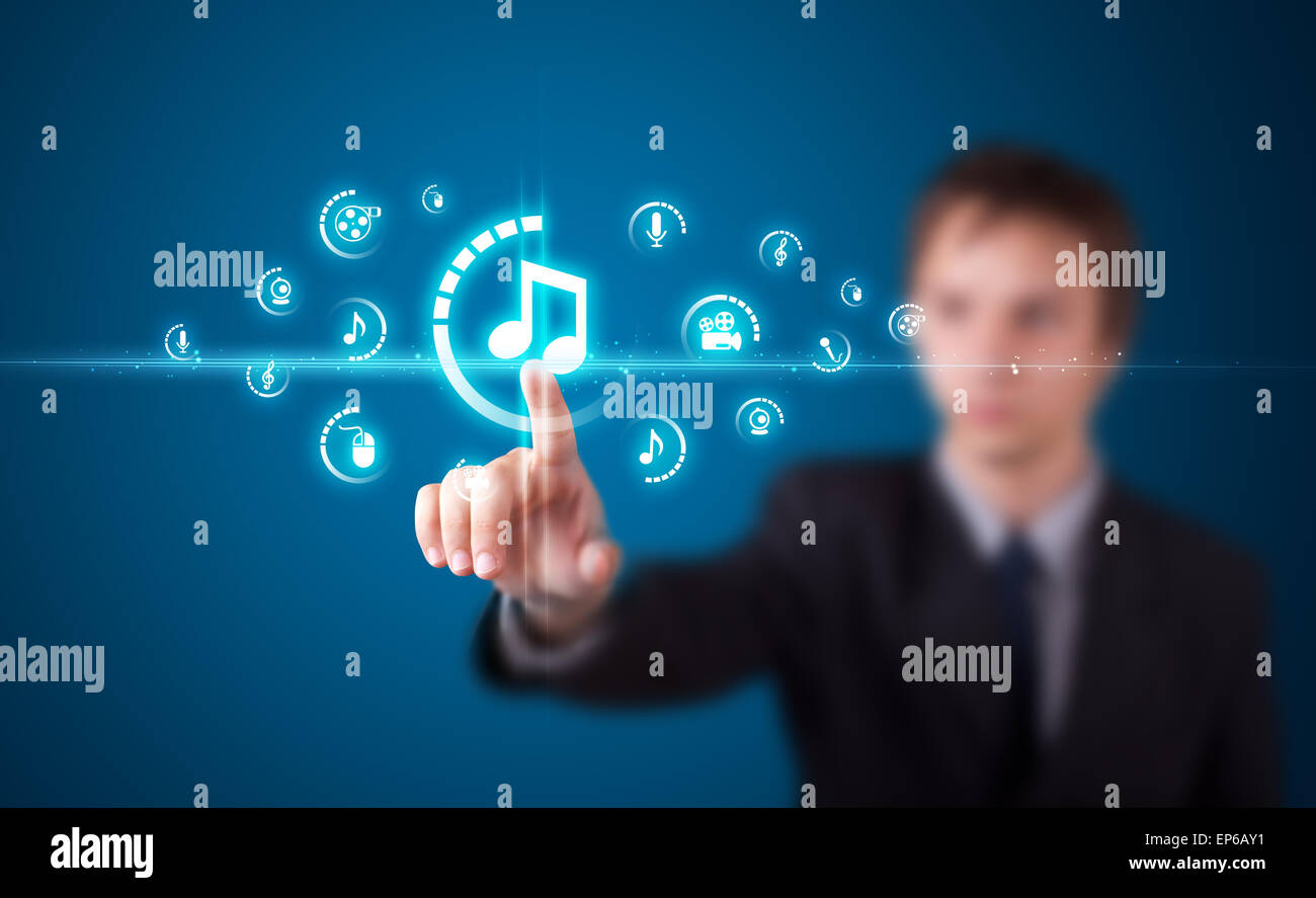 Imprenditore premendo tipo di supporto virtuale di pulsanti Foto Stock