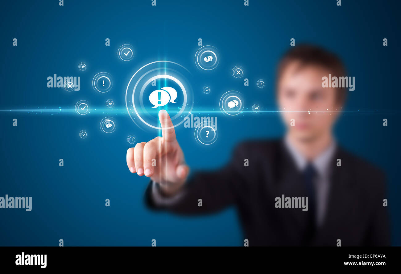 Imprenditore premendo tipo di supporto virtuale di pulsanti Foto Stock