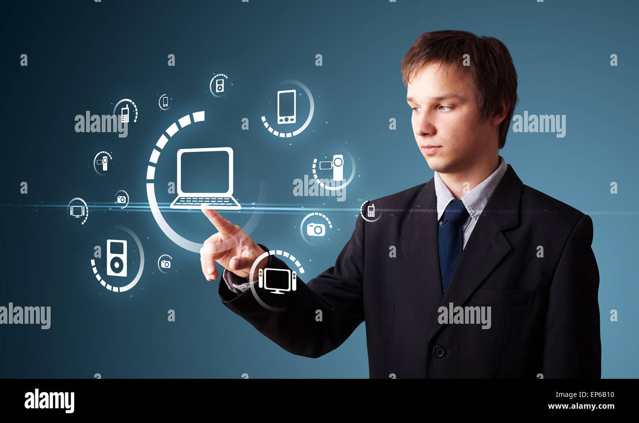 Imprenditore premendo tipo di supporto virtuale di pulsanti Foto Stock