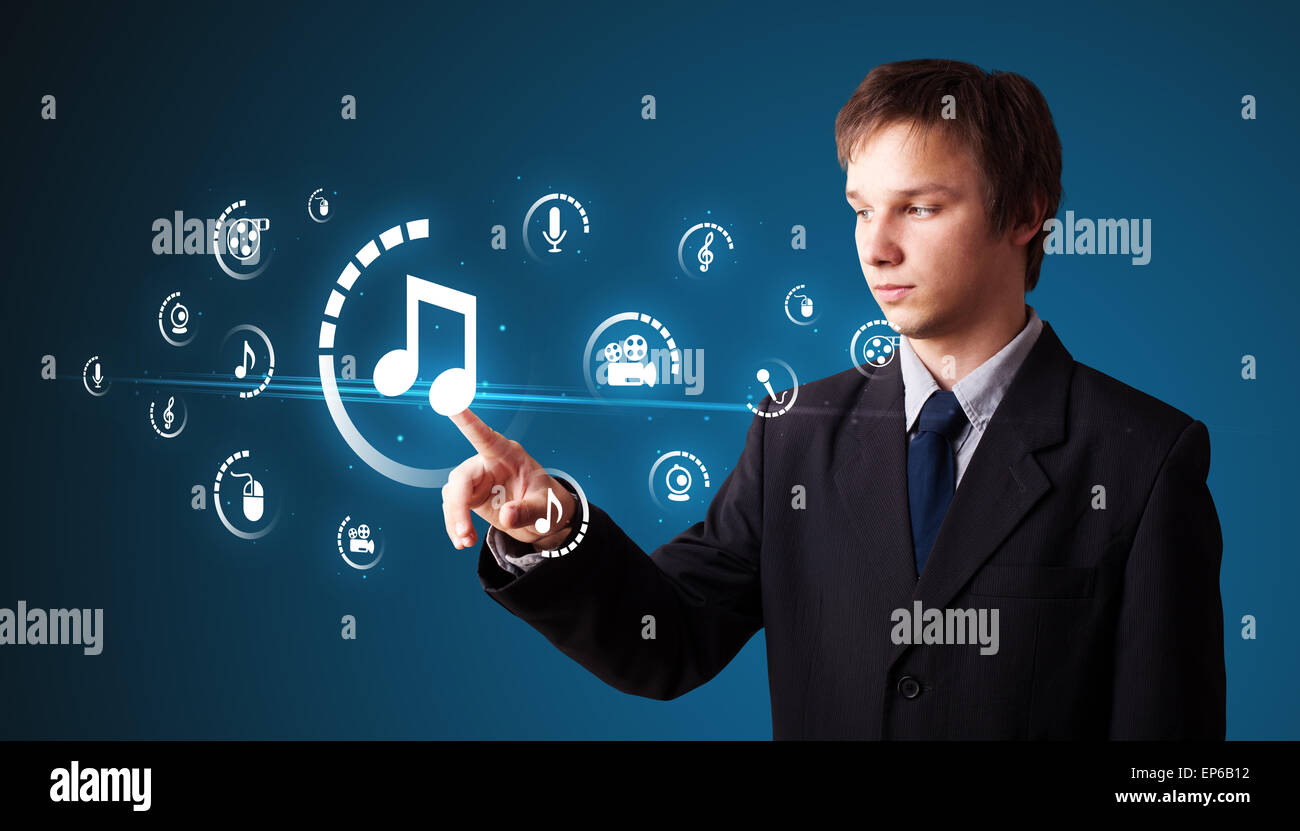 Imprenditore premendo tipo di supporto virtuale di pulsanti Foto Stock