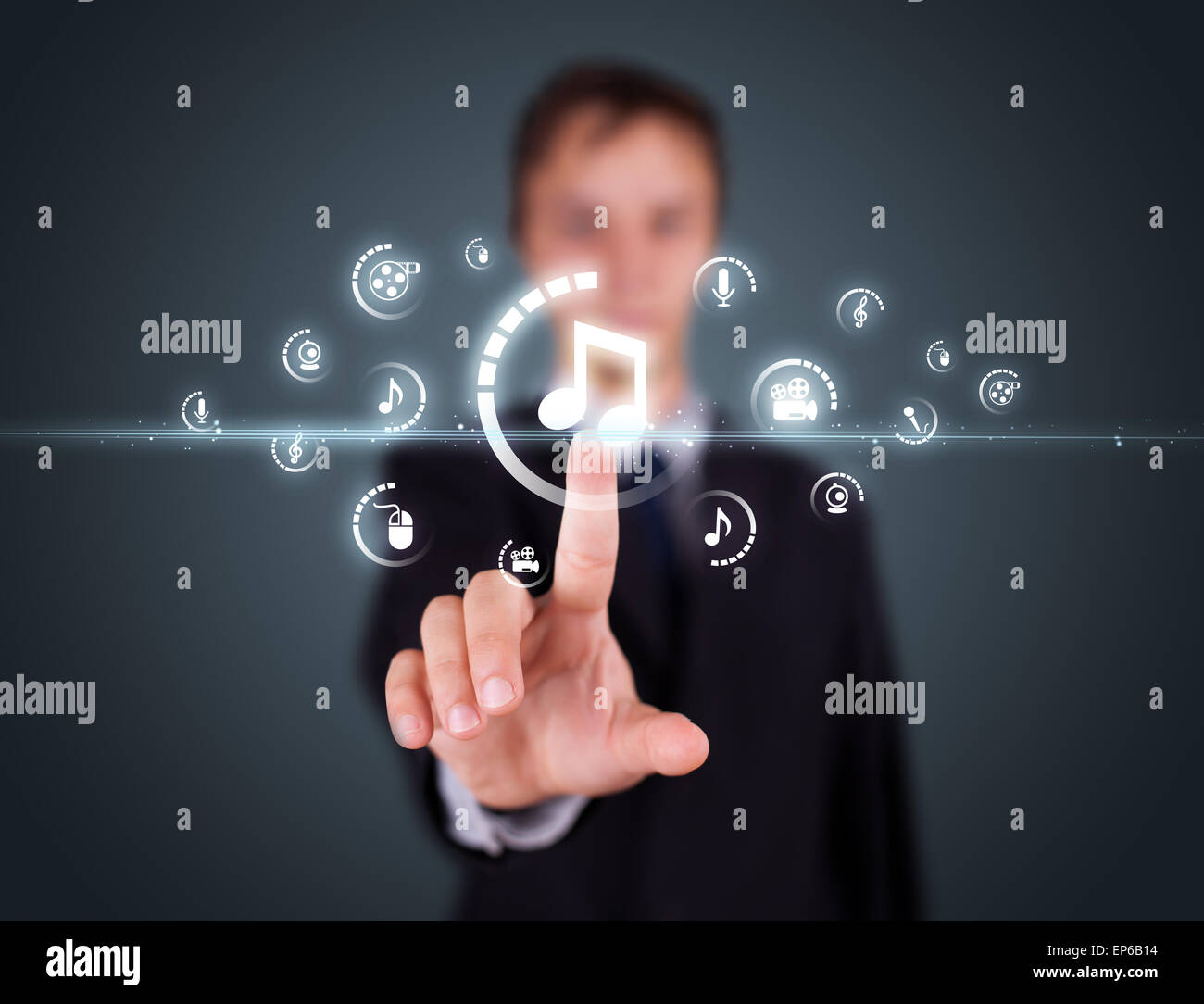 Imprenditore premendo tipo di supporto virtuale di pulsanti Foto Stock