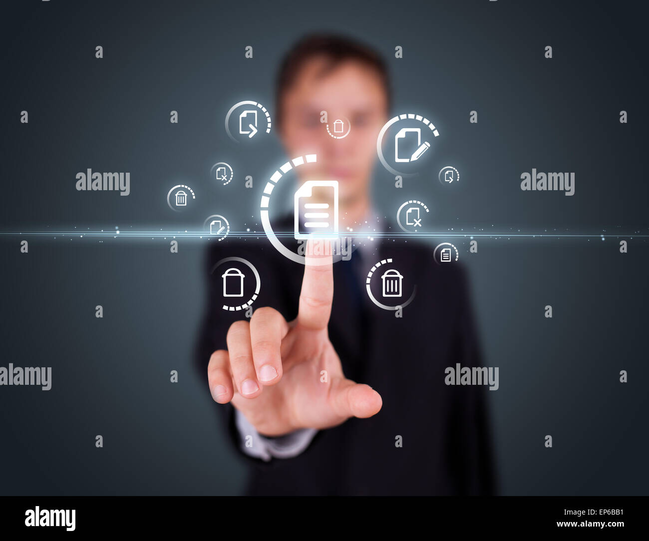 Imprenditore premendo tipo di supporto virtuale di pulsanti Foto Stock