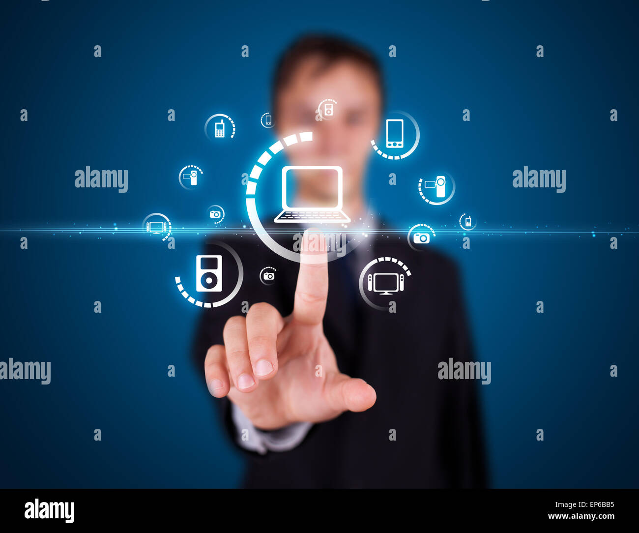 Imprenditore premendo tipo di supporto virtuale di pulsanti Foto Stock