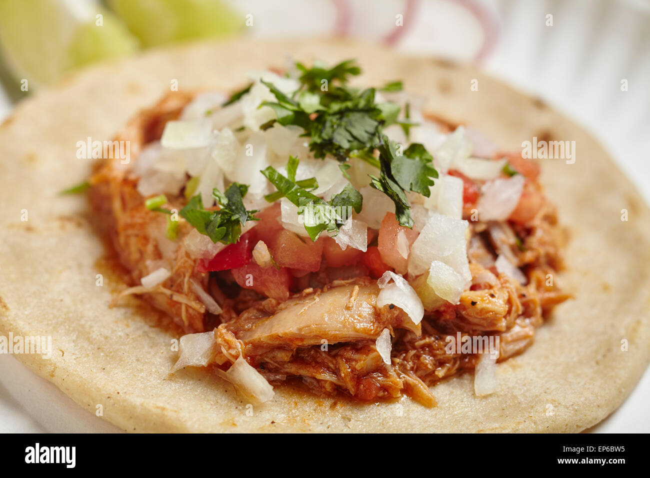 Sope di pollo, messicani snack piatto su una tortilla spessa Foto Stock