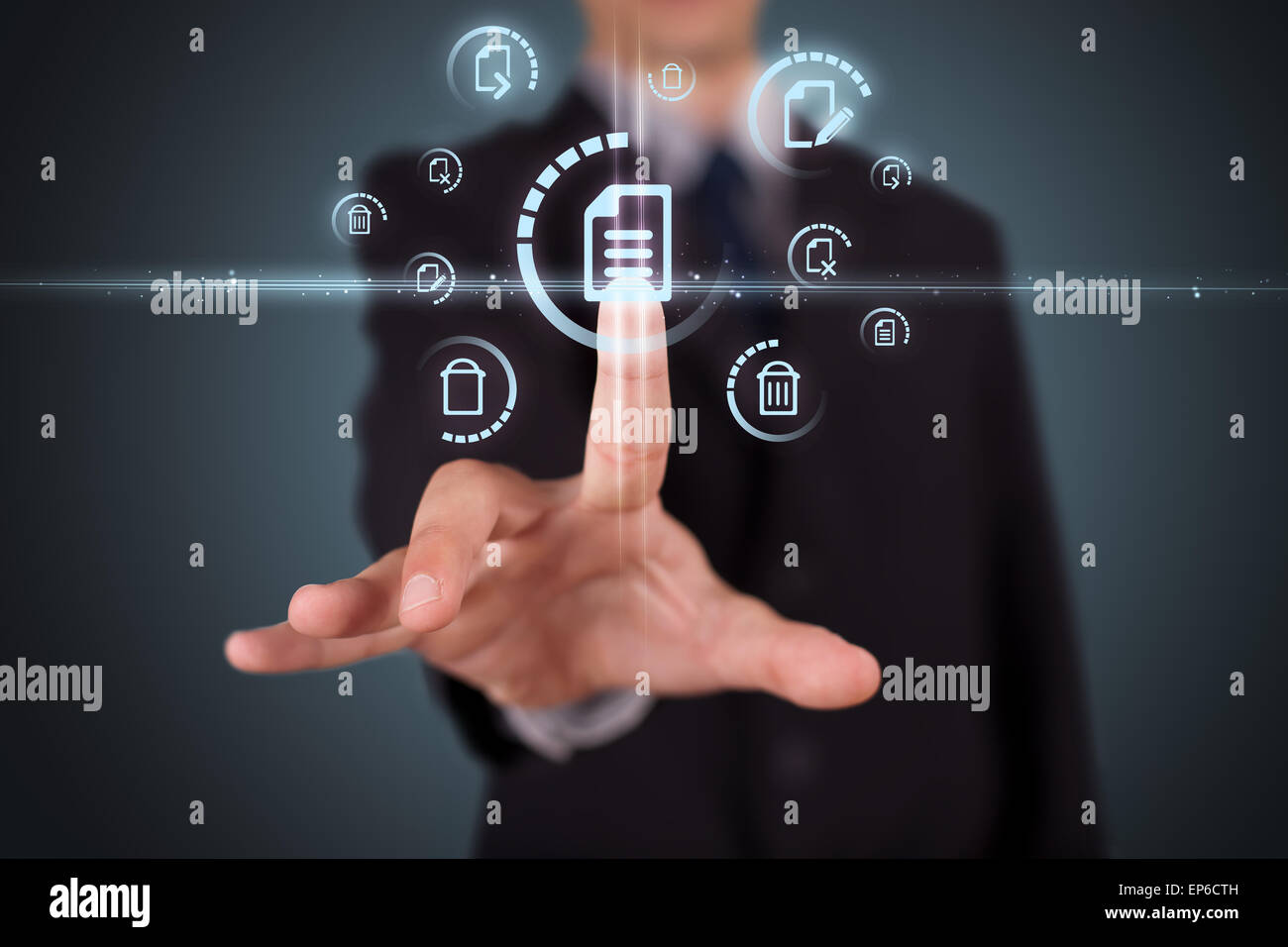 Imprenditore premendo tipo di supporto virtuale di pulsanti Foto Stock