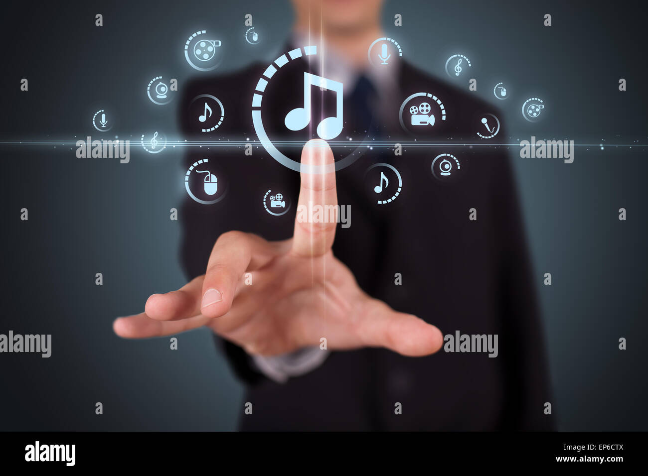 Imprenditore premendo tipo di supporto virtuale di pulsanti Foto Stock