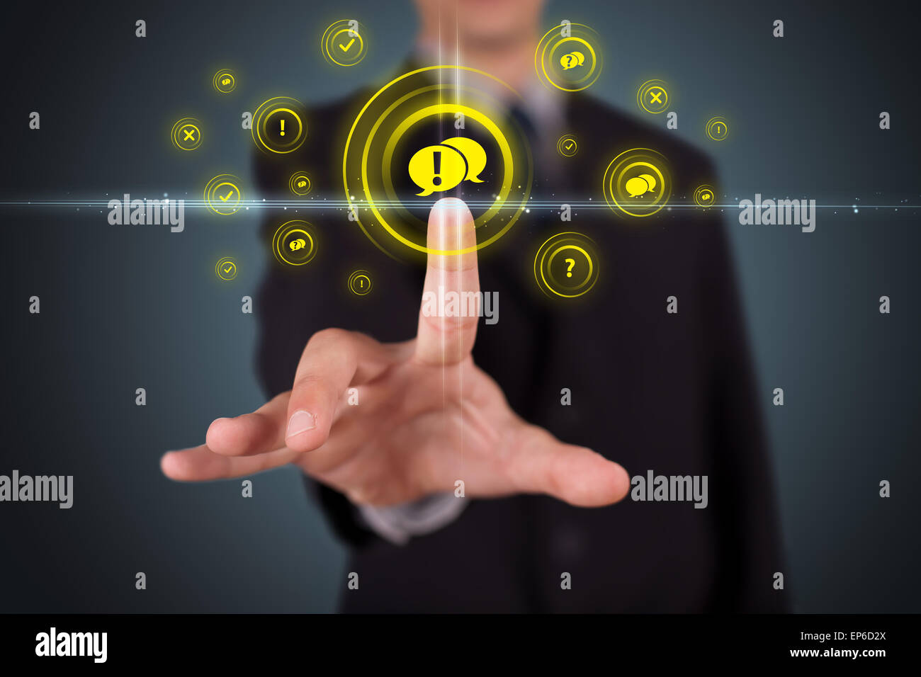 Imprenditore premendo tipo di supporto virtuale di pulsanti Foto Stock