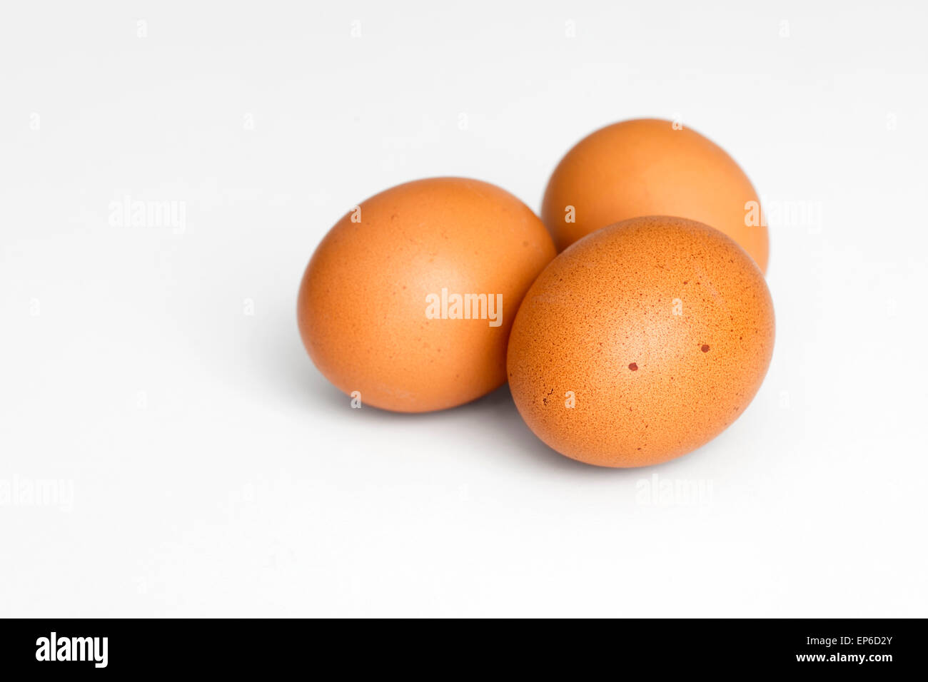 Tre uova di gallina isolato su bianco con focus sulla parte anteriore Foto Stock
