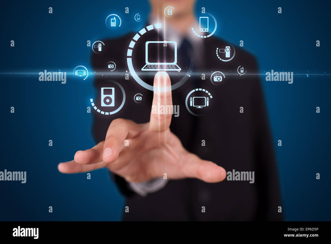 Imprenditore premendo tipo di supporto virtuale di pulsanti Foto Stock