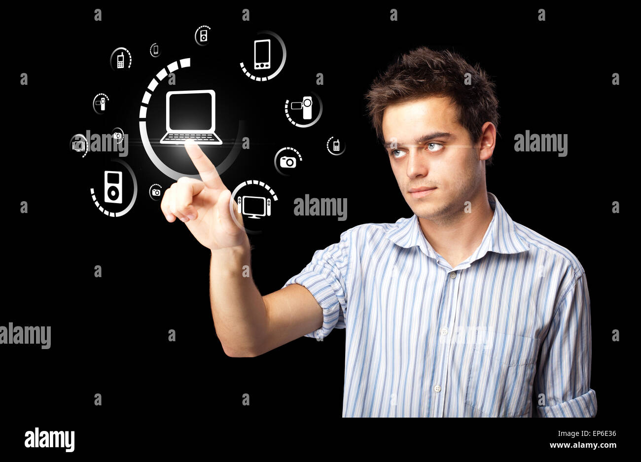 Imprenditore premendo tipo di supporto virtuale di pulsanti Foto Stock