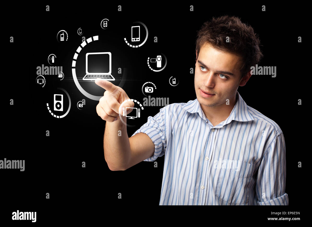 Imprenditore premendo tipo di supporto virtuale di pulsanti Foto Stock