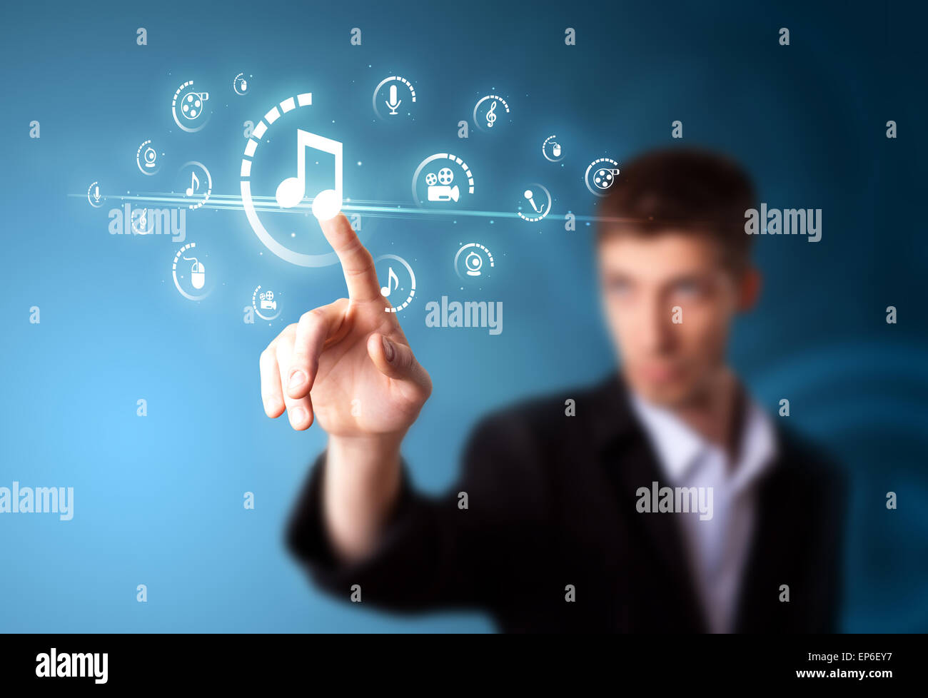 Imprenditore premendo tipo di supporto virtuale di pulsanti Foto Stock