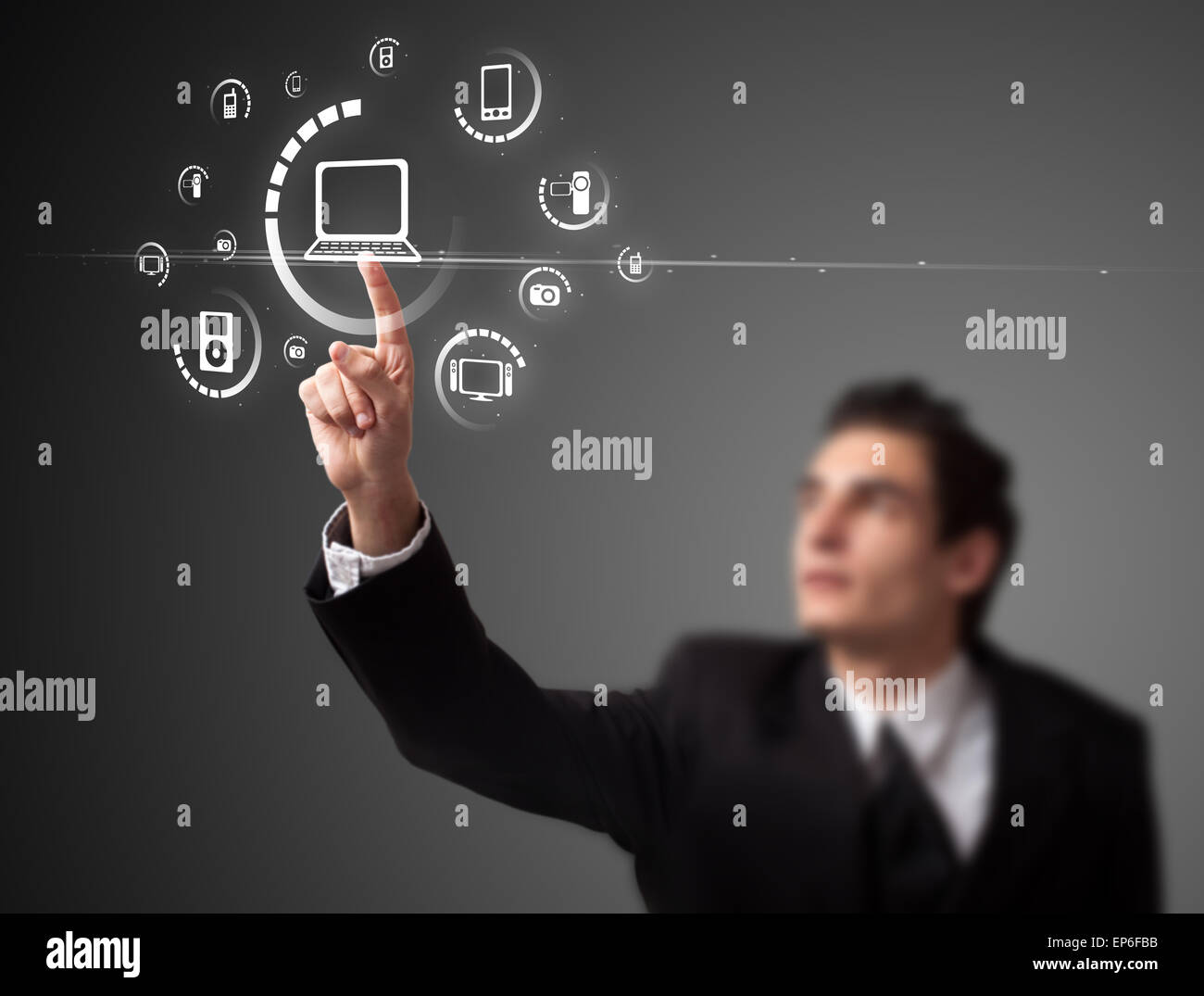 Imprenditore premendo tipo di supporto virtuale di pulsanti Foto Stock