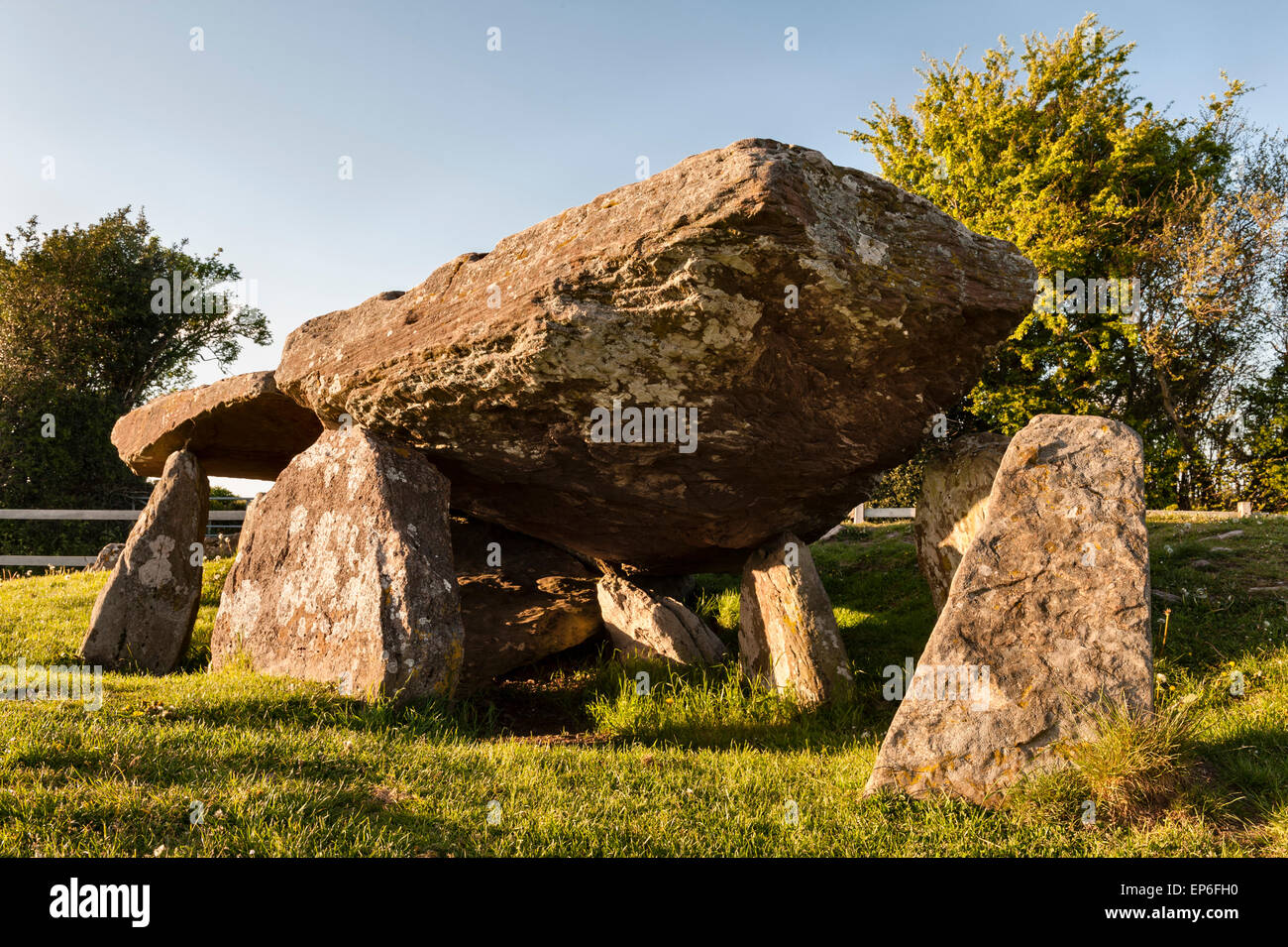 Arthur della pietra, Dorstone, Herefordshire, UK. Il neolitico chambered tomba (dolmen) che si affaccia sulla Valle d'Oro e la montagna nera Foto Stock