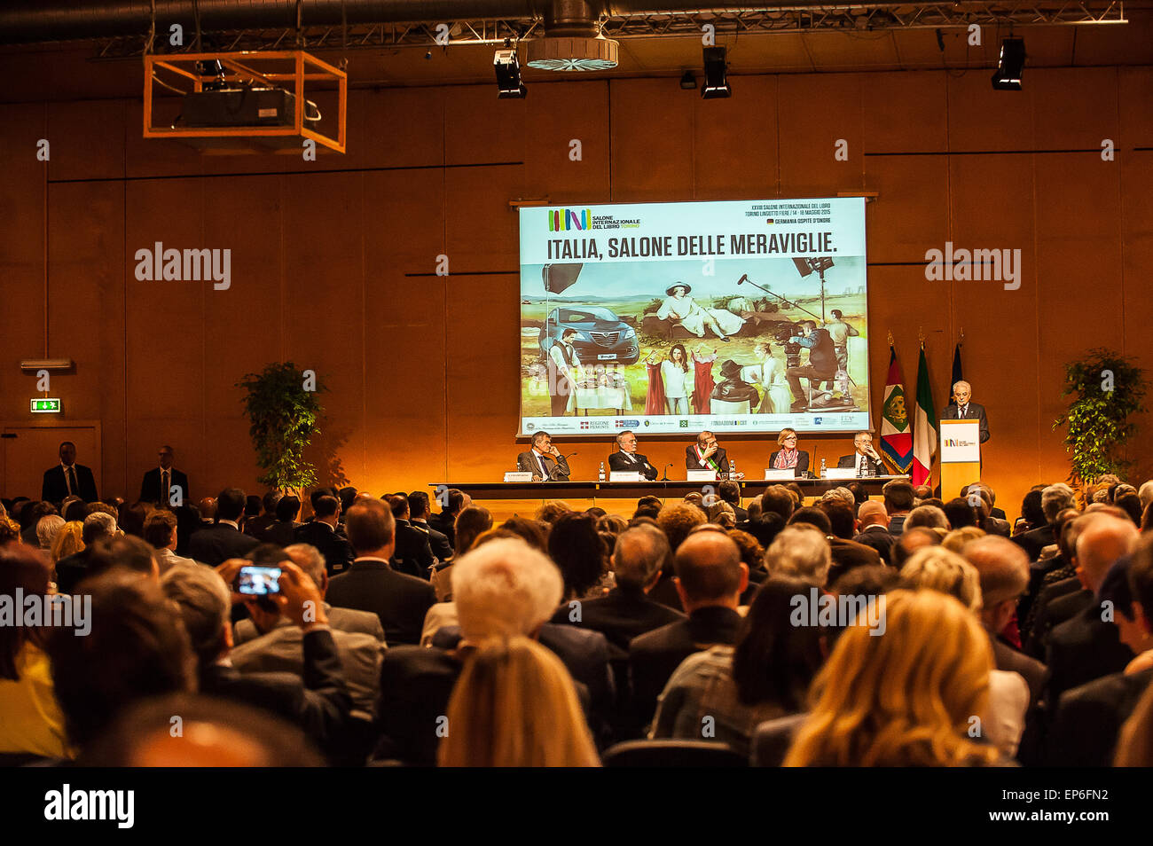 Torino, Italia. 14 Maggio, 2015. XXVIII Fiera internazionale del libro. Inaugurazione Sergio Mattarella il presidente della Repubblica Italiana Credito: Davvero Facile Star/Alamy Live News Foto Stock