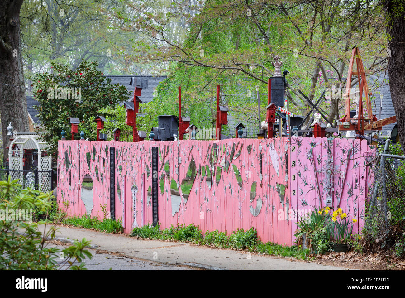 Cantiere eccentrico decor include frammenti di specchio su un recinto di rosa, Oakhurst, Atlanta, Georgia, Stati Uniti d'America Foto Stock