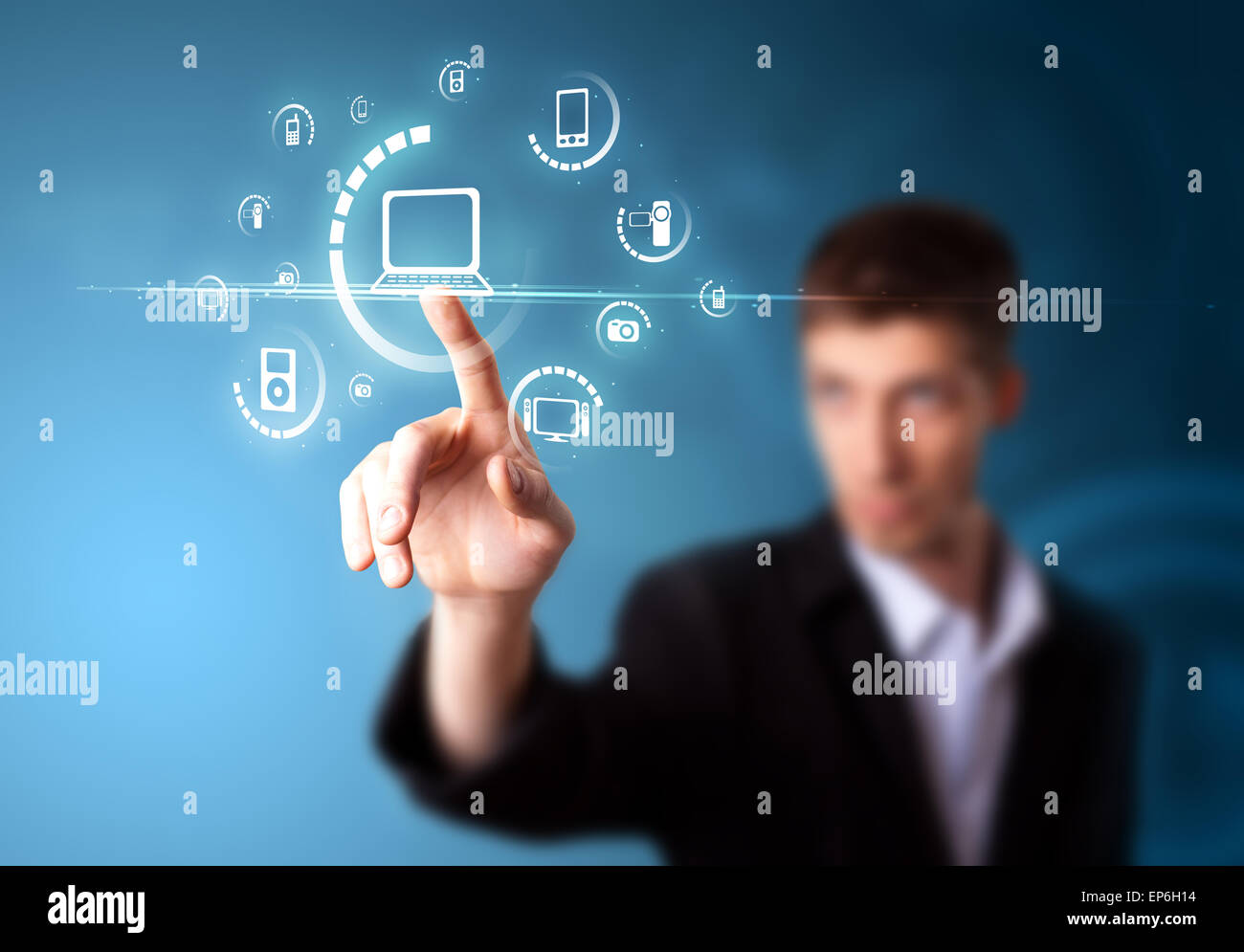 Imprenditore premendo tipo di supporto virtuale di pulsanti Foto Stock