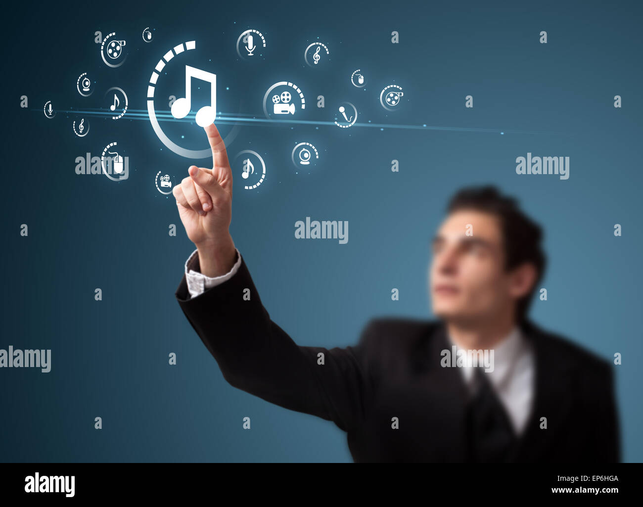 Imprenditore premendo tipo di supporto virtuale di pulsanti Foto Stock