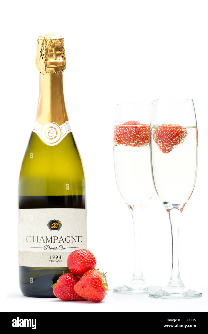 Bottiglia di champagne con due scanalature con fragole flottante Foto Stock