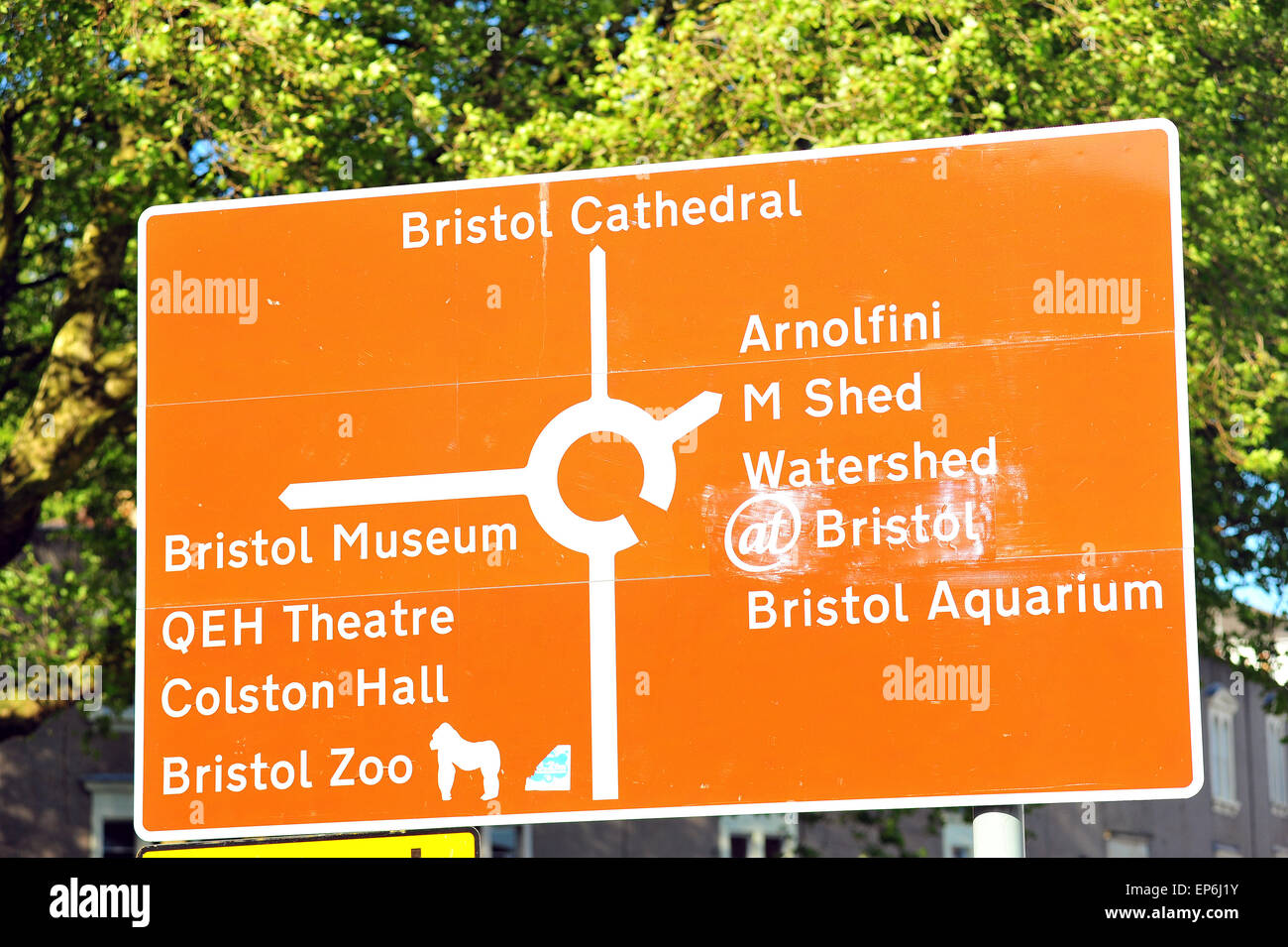 Un Bristol Road Sign dirigere traffico verso luoghi della città. Foto Stock