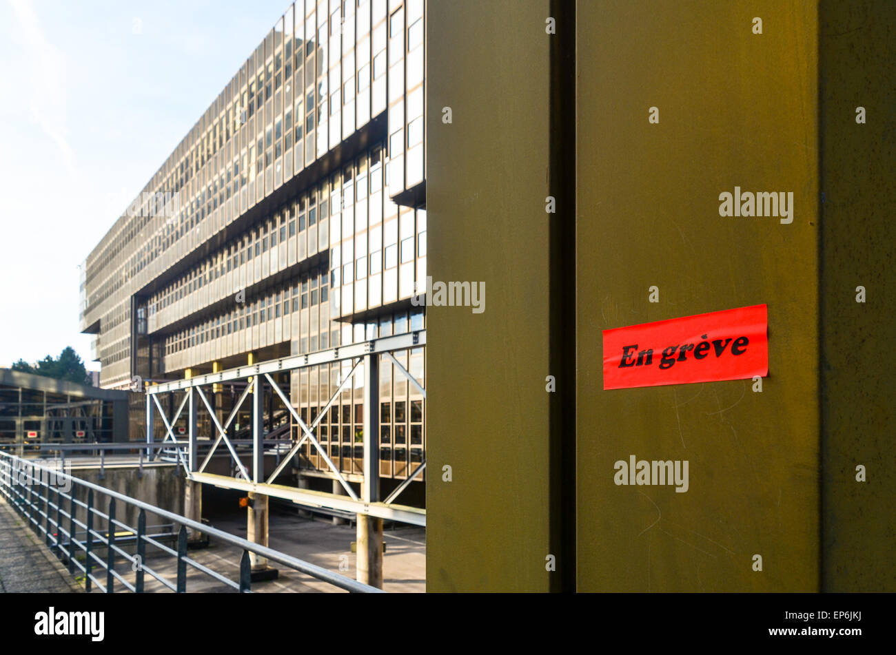 Etichetta Leggere 'En grève' (su stike) sulla Commissione europea (bâtiment Jean Monnet) nel quartiere europeo, Lussemburgo Foto Stock