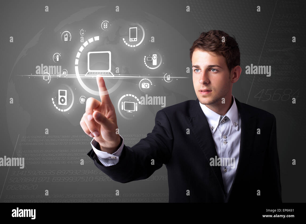 Imprenditore premendo tipo di supporto virtuale di pulsanti Foto Stock