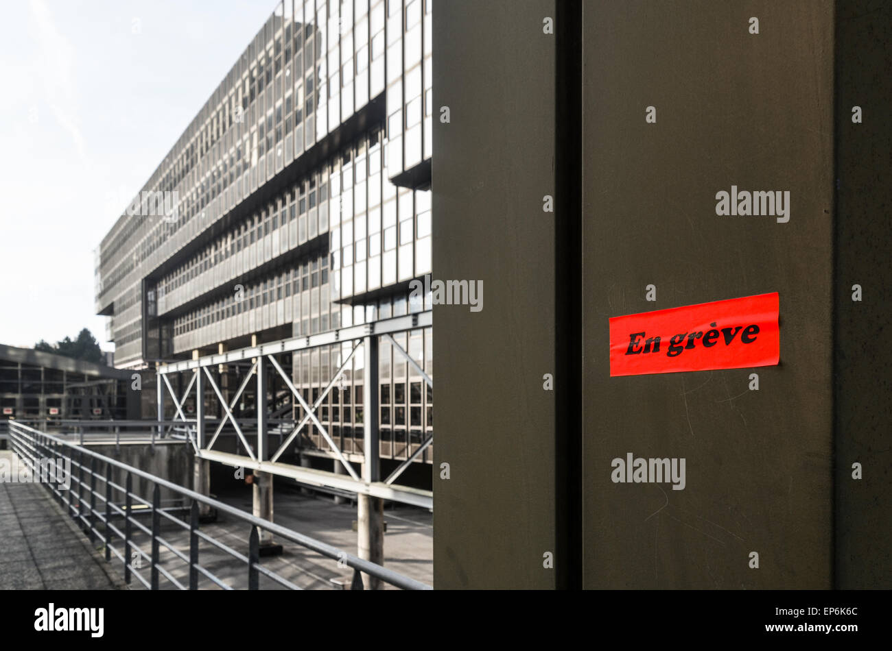 Etichetta Leggere 'En grève' (su stike) sulla Commissione europea (bâtiment Jean Monnet) nel quartiere europeo, Lussemburgo Foto Stock