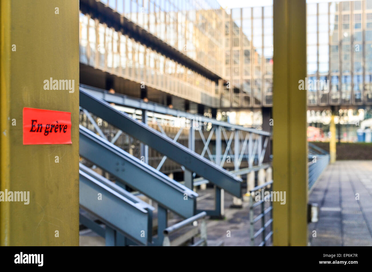 Etichetta Leggere 'En grève' (su stike) sulla Commissione europea (bâtiment Jean Monnet) nel quartiere europeo, Lussemburgo Foto Stock