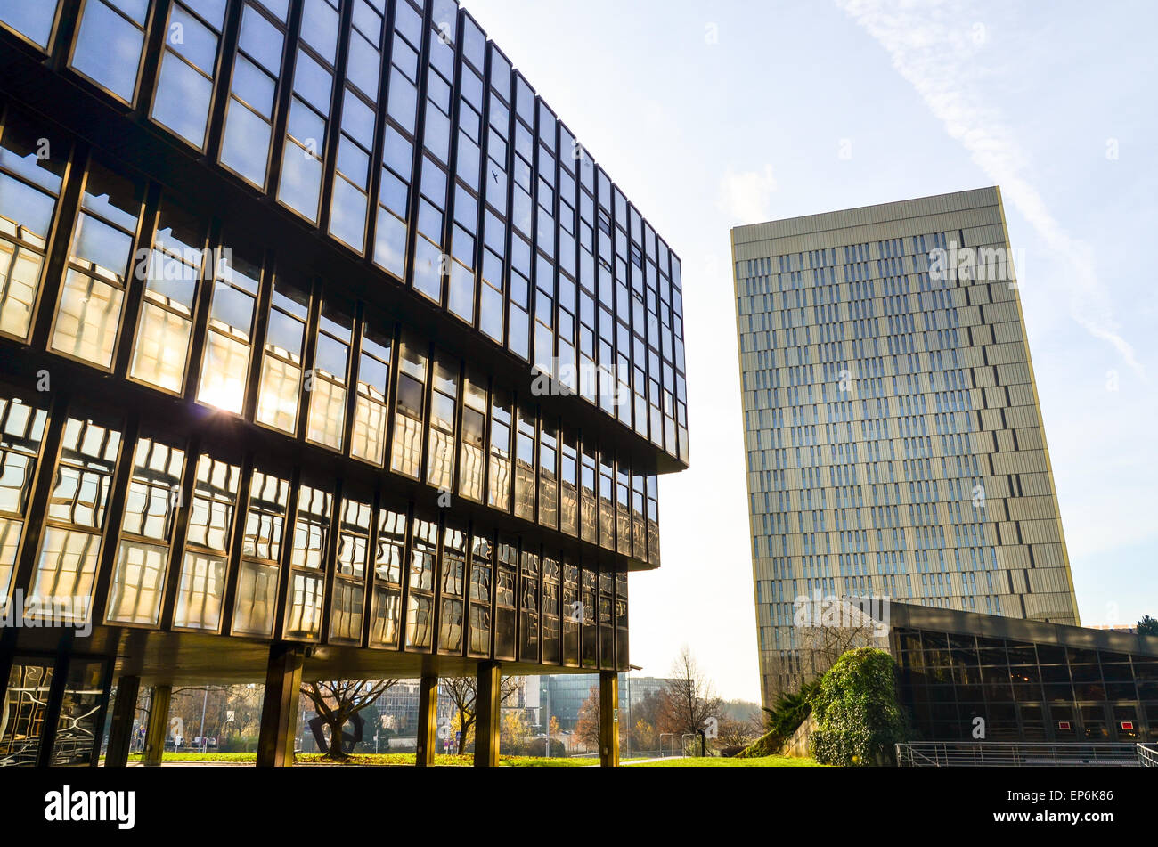 La luce del mattino lucenti oltre alla Corte europea di giustizia e la Commissione europea a Kirchberg, Lussemburgo Foto Stock