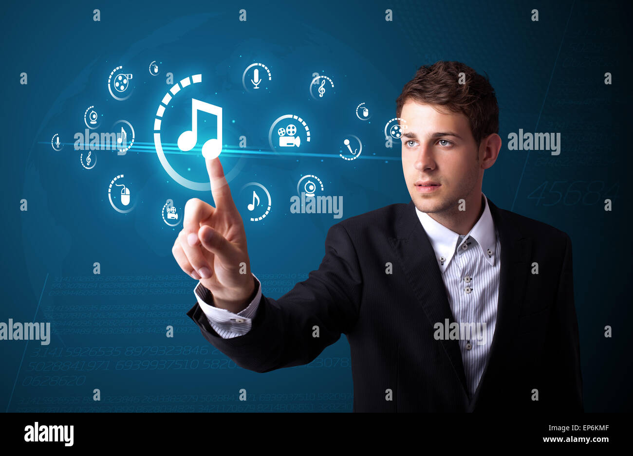 Imprenditore premendo tipo di supporto virtuale di pulsanti Foto Stock