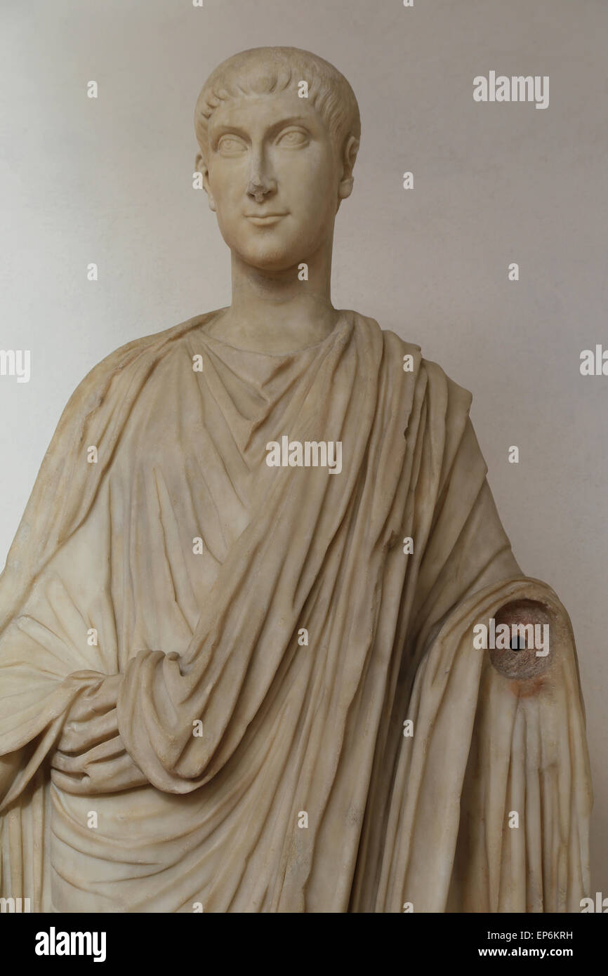 Ritratto di una personalità di alto rango è stato montato su un vecchio statua. Roma. Testa: 4th-5a c. Annuncio corpo: prima metà del 2° C. Annuncio. Foto Stock