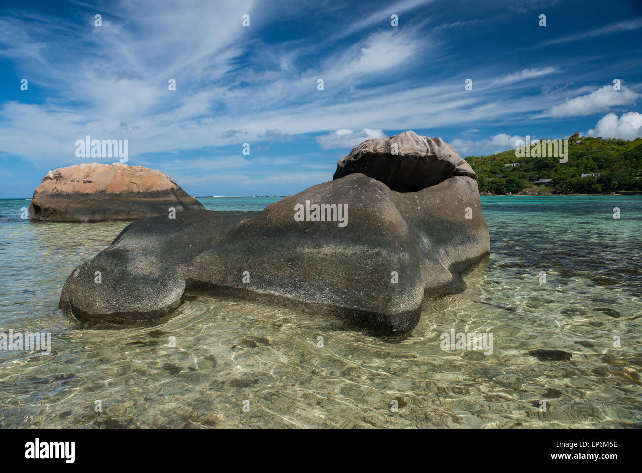 Oceano Indiano, Seychelles, Mahe, St. Anne il Parco Marino Nazionale. Vista di Moyenne isola, con Ile Longue in distanza. Foto Stock