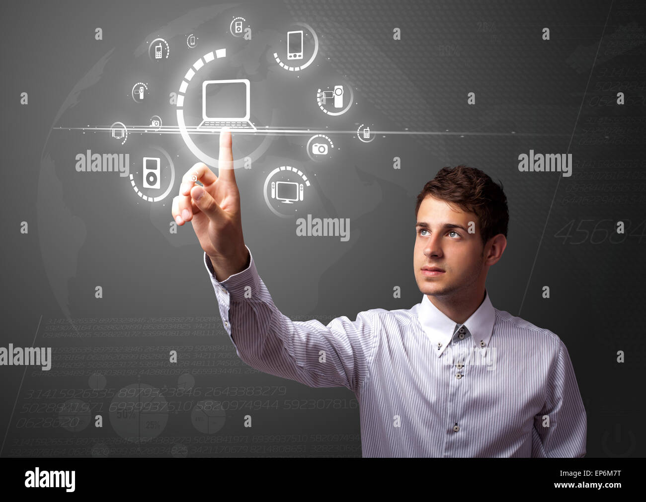 Imprenditore premendo tipo di supporto virtuale di pulsanti Foto Stock