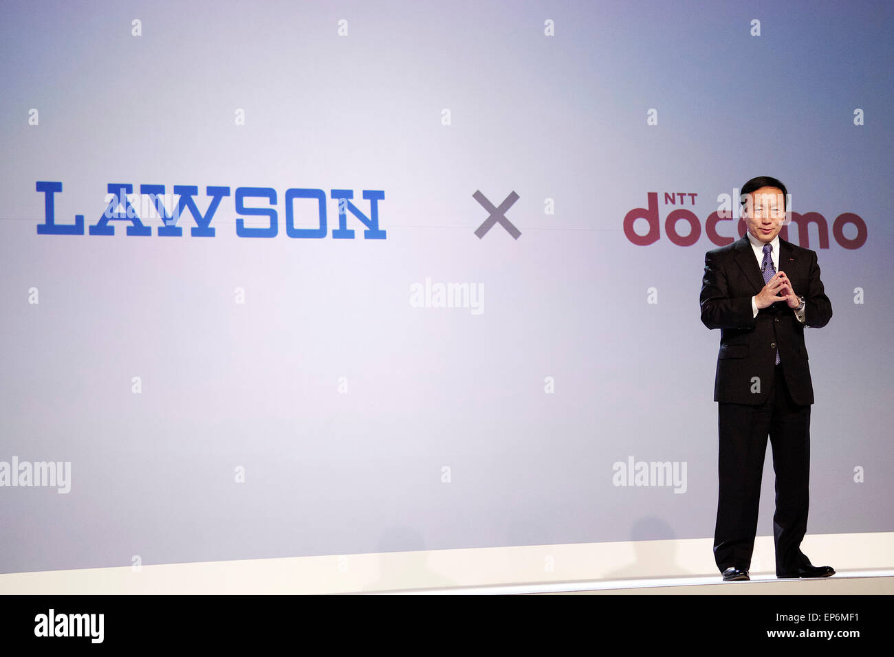 Presidente e CEO di NTT DOCOMO Inc, Kaoru Kato partecipa a una conferenza stampa per il lancio della sua lineup estiva di 10 nuovi dispositivi mobili il 13 maggio 2015, Tokyo, Giappone. Presidente e CEO di NTT DOCOMO Inc, Kaoru Kato la loro nuova linea di smartphone, tra cui una prima mondiale di uno utilizzando il riconoscimento dell'iride per primo l'autenticazione biometrica (frecce NX F-04G) e tre modelli con il riconoscimento delle impronte digitali. DOCOMO ha anche annunciato un'alleanza con il negozio Franchising Lawson, Inc. che offrirà sconti e altri vantaggi di DOCOMO i clienti attraverso il Lawson app preinstallate nel Foto Stock