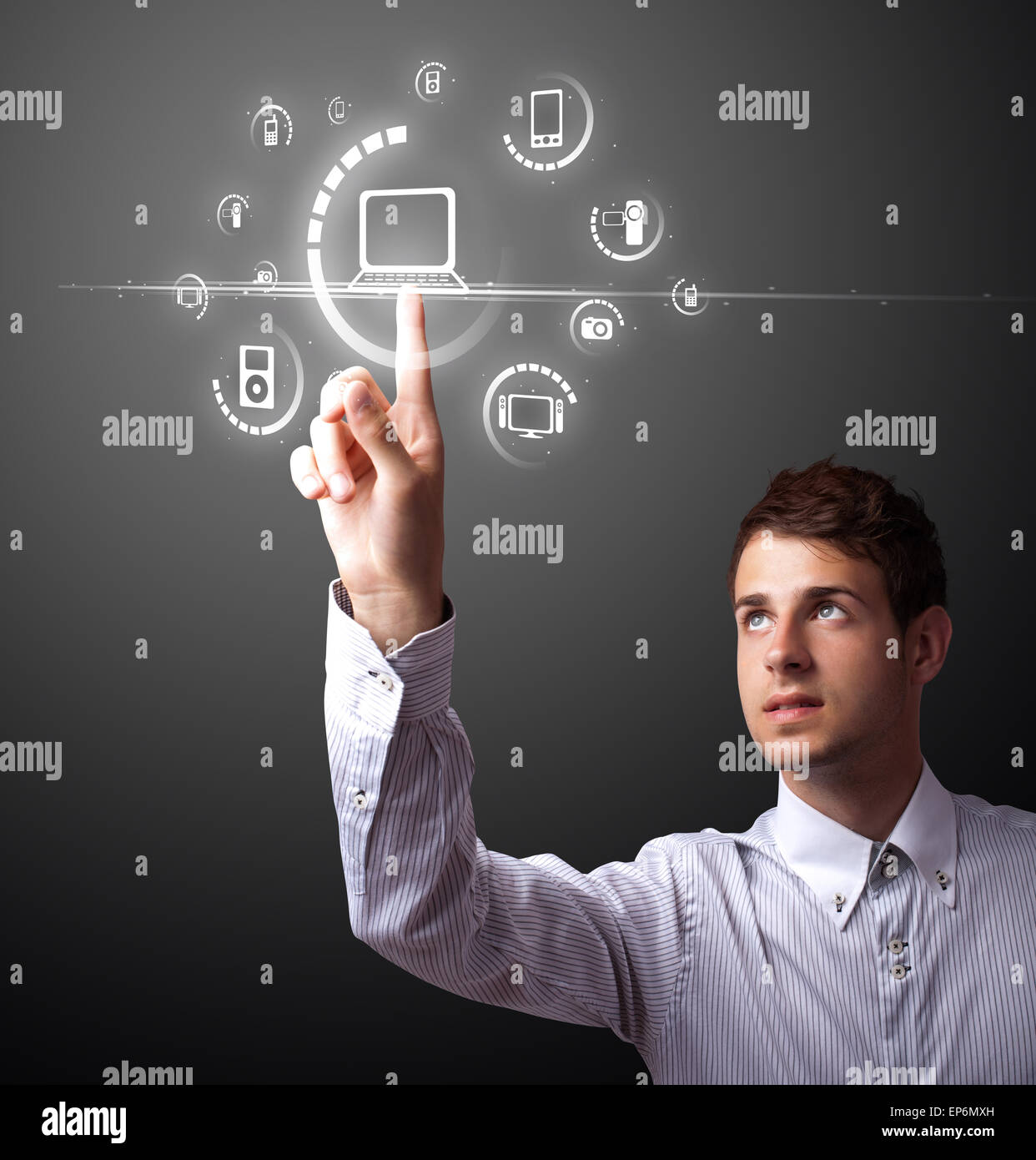 Imprenditore premendo tipo di supporto virtuale di pulsanti Foto Stock