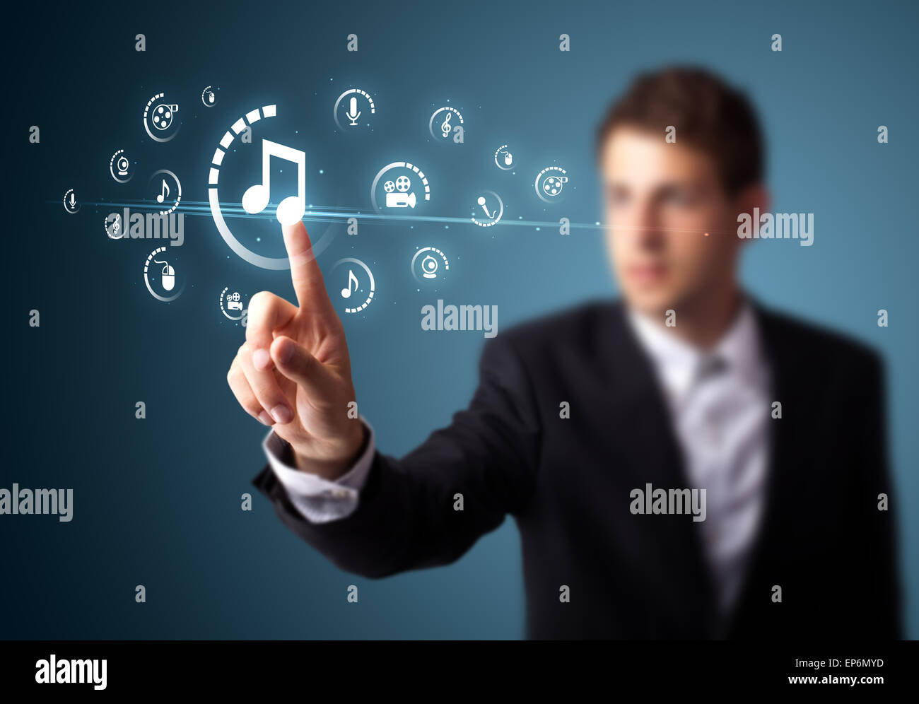 Imprenditore premendo tipo di supporto virtuale di pulsanti Foto Stock