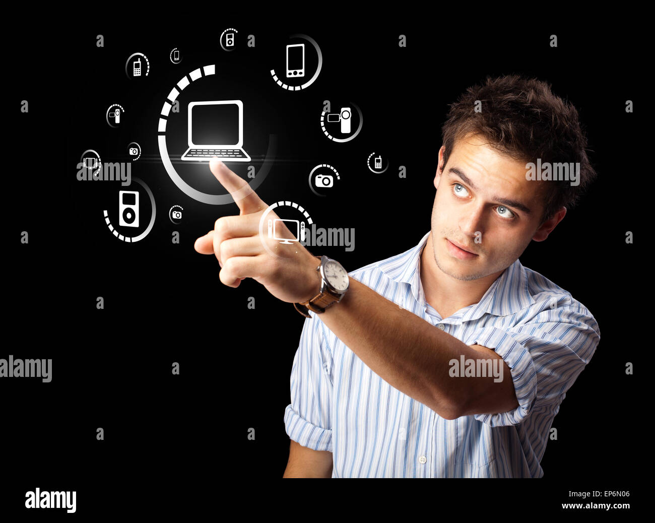 Imprenditore premendo tipo di supporto virtuale di pulsanti Foto Stock